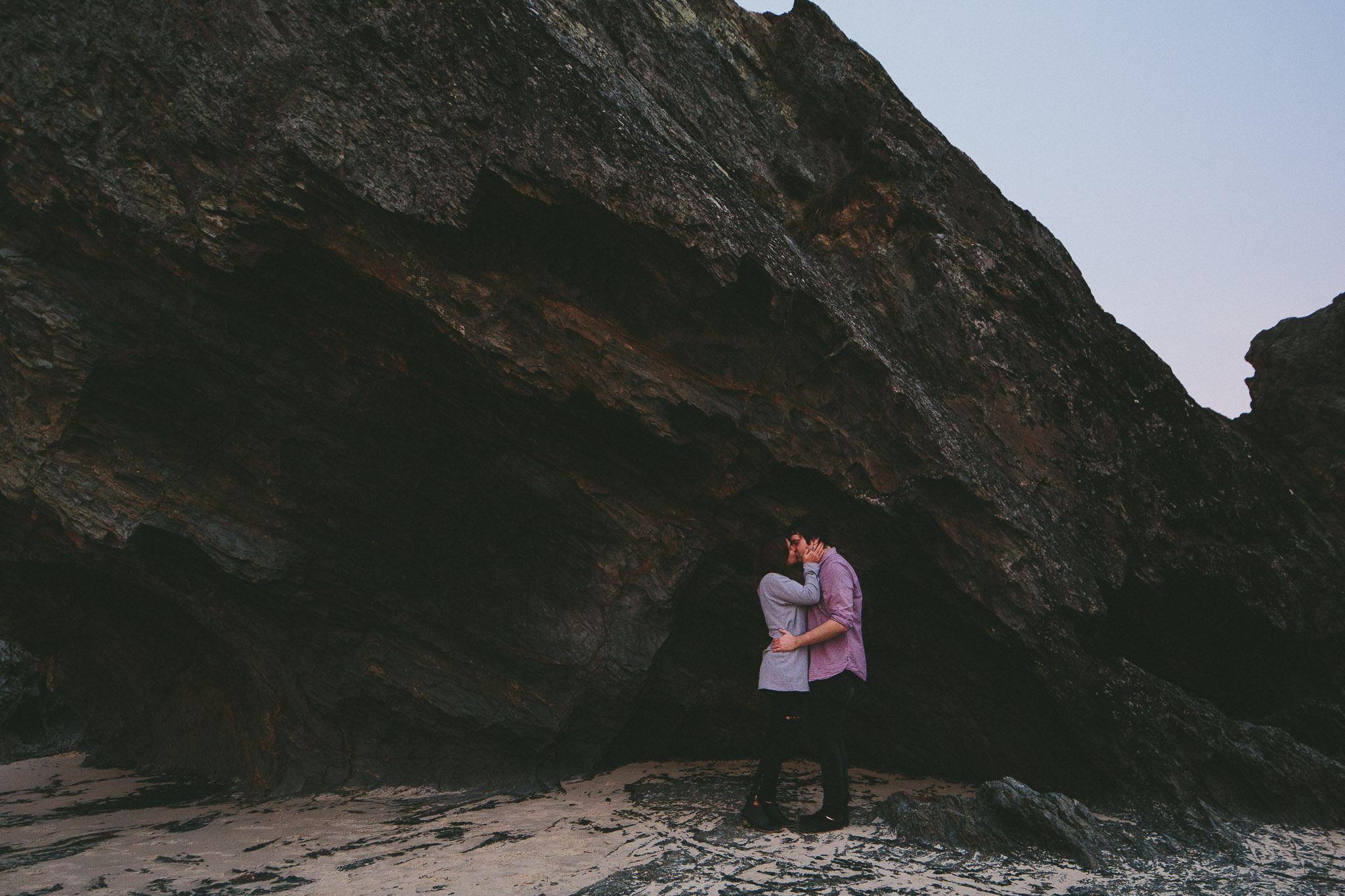 couple photoshoot kiss 