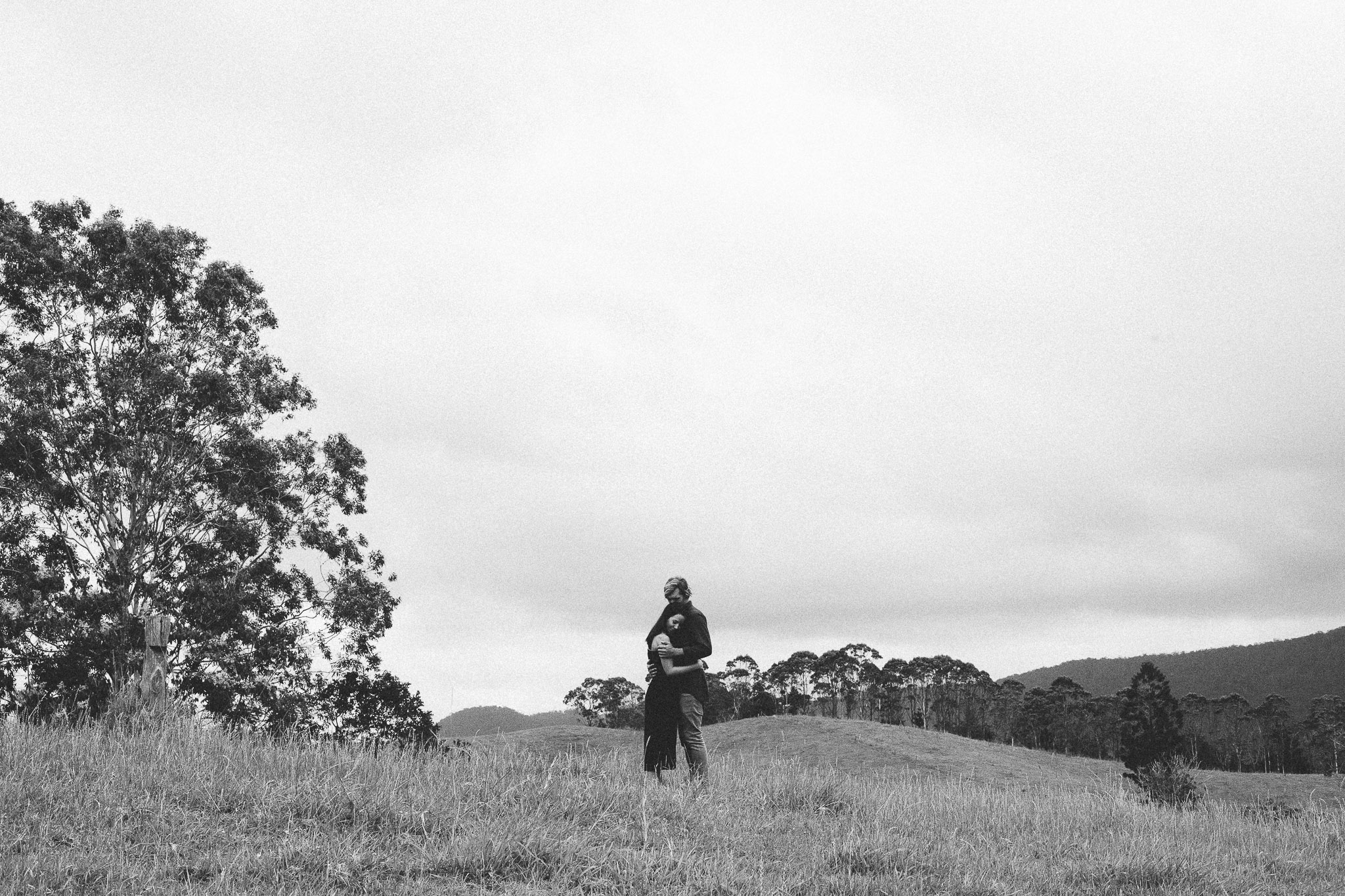 couple in Murwillumbah hugs 