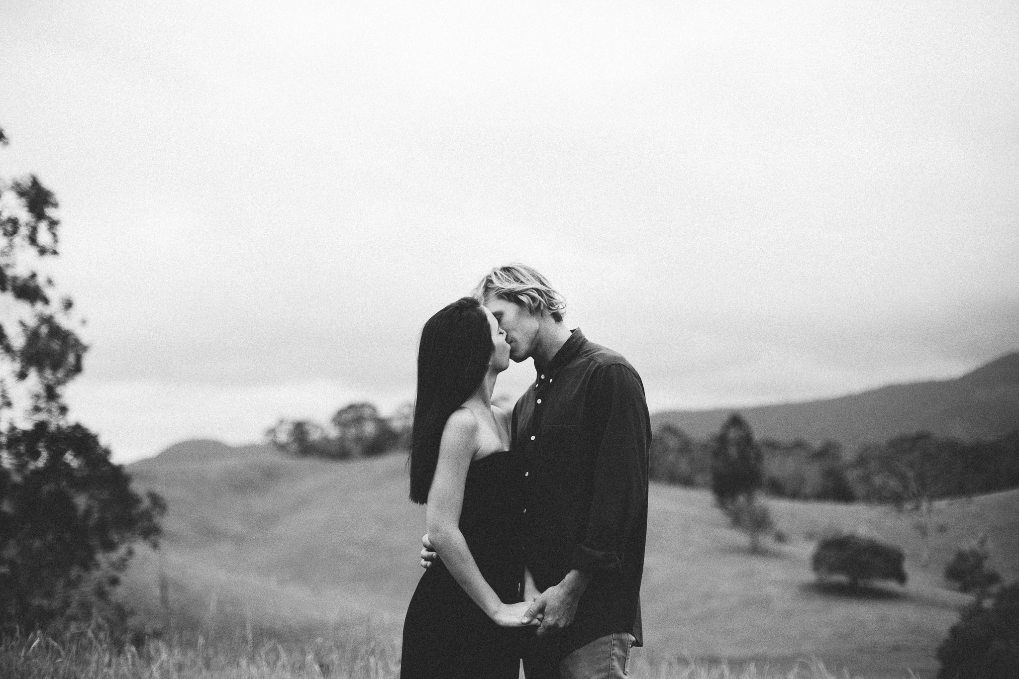 couple photoshoot in Murwillumbah kiss