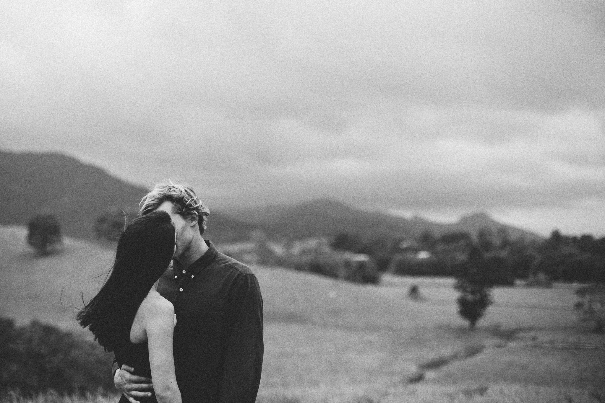 couple in Murwillumbah kiss