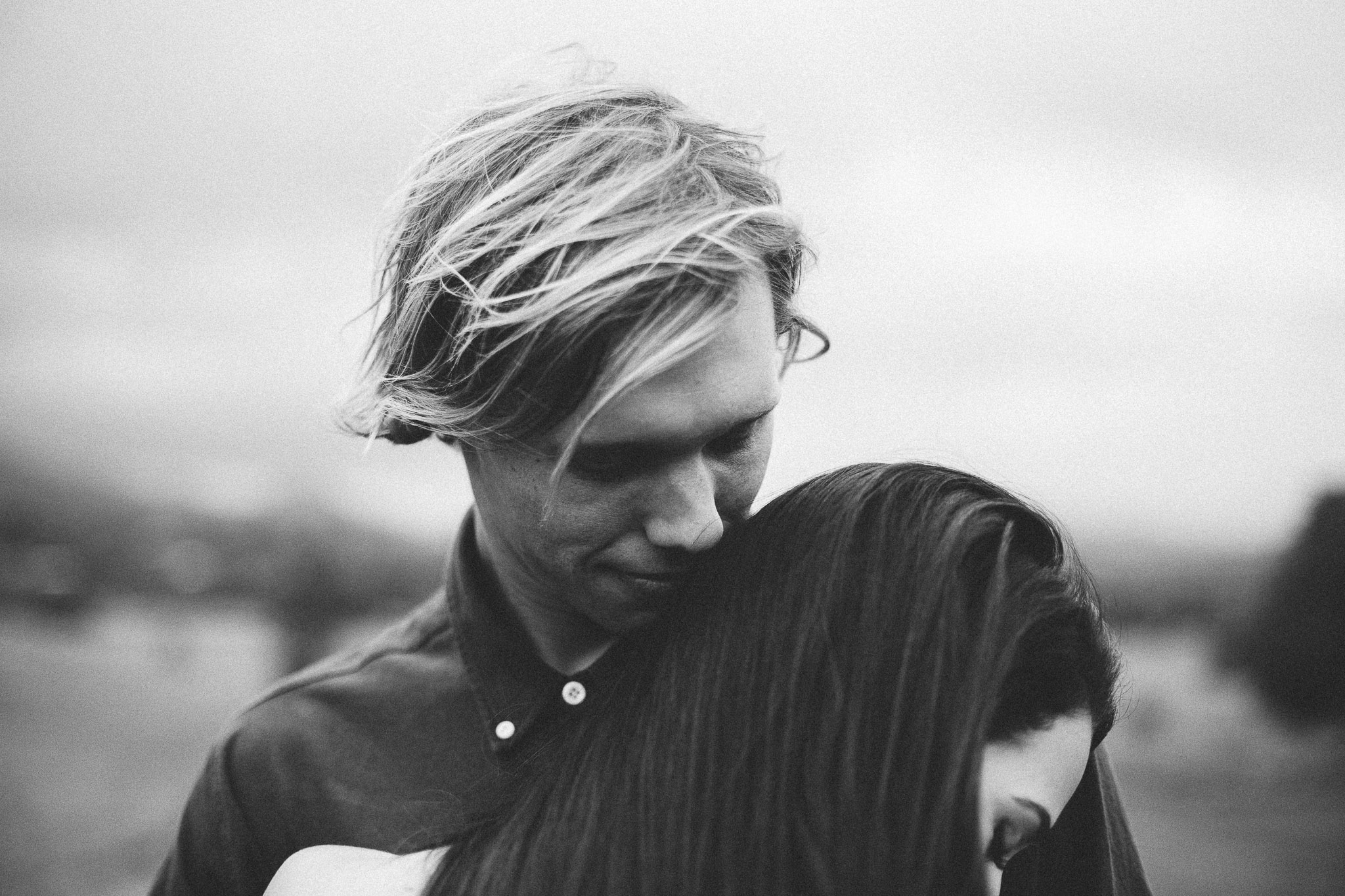 hugs couple photo session 