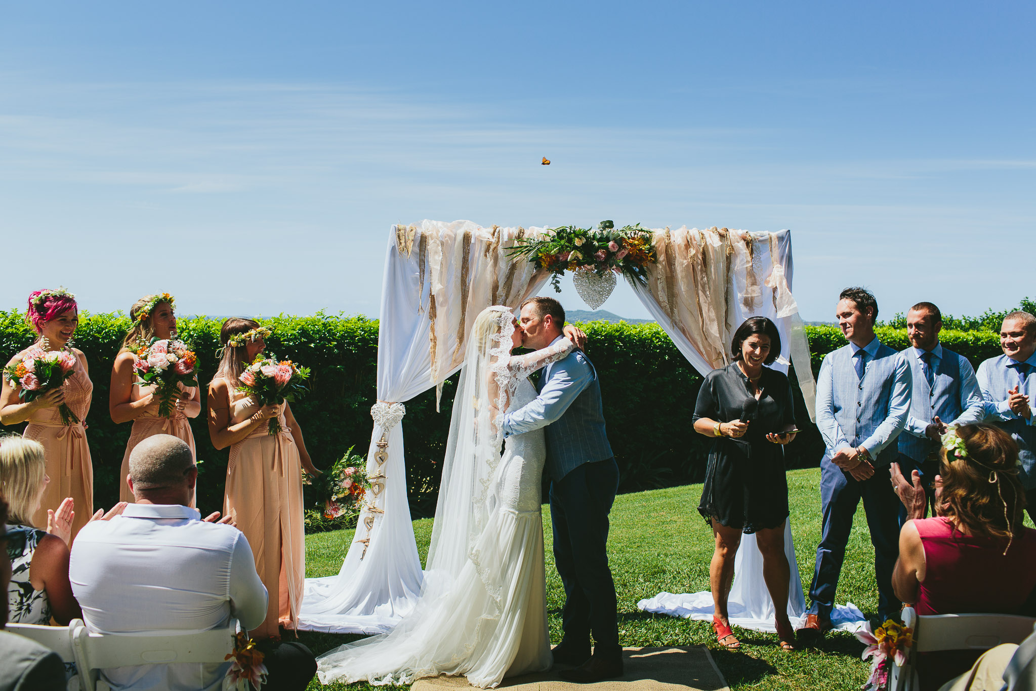 Byron Bay weddings ceremony kiss
