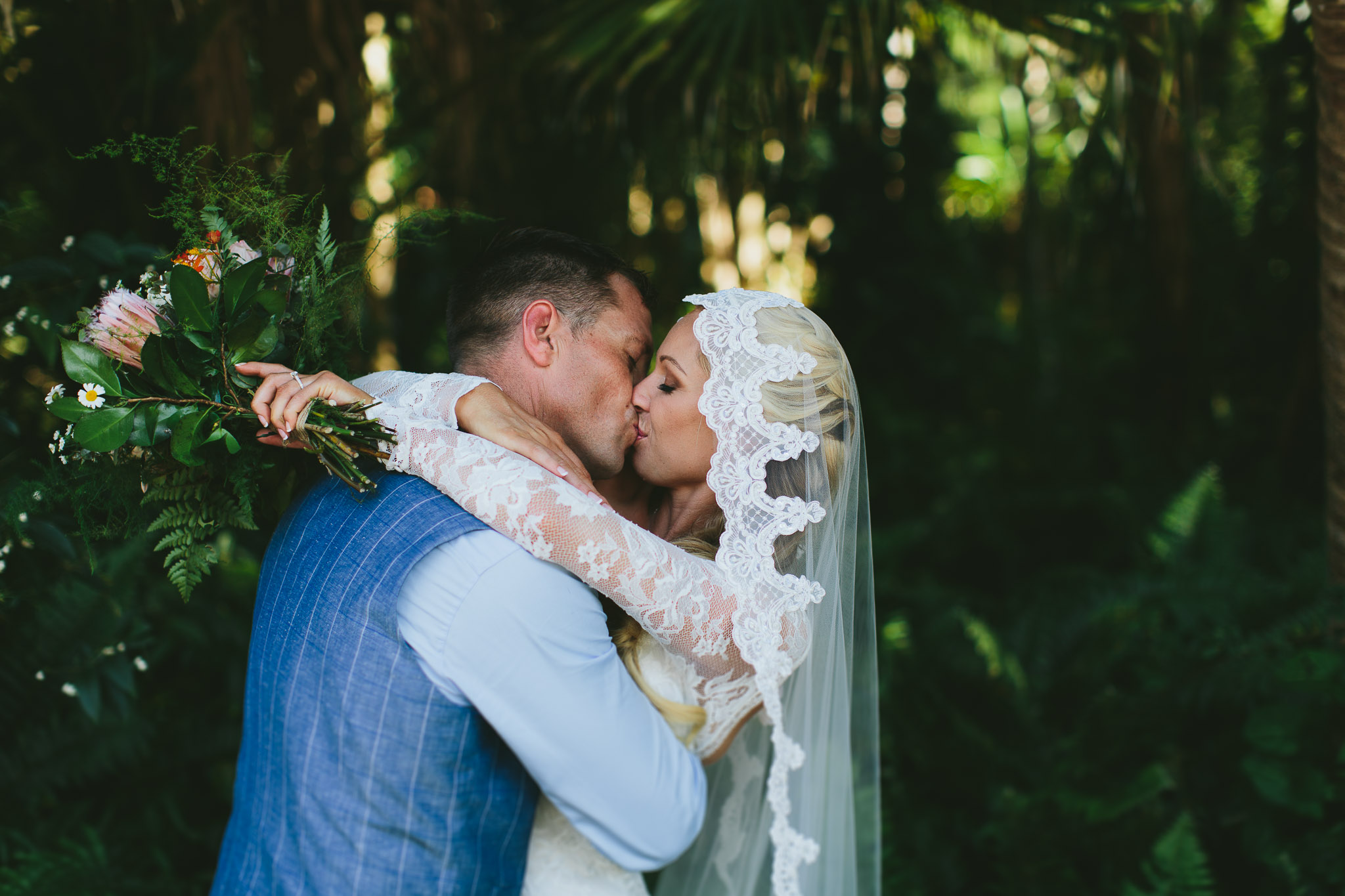 Byron Bay weddings kissing photoshoot