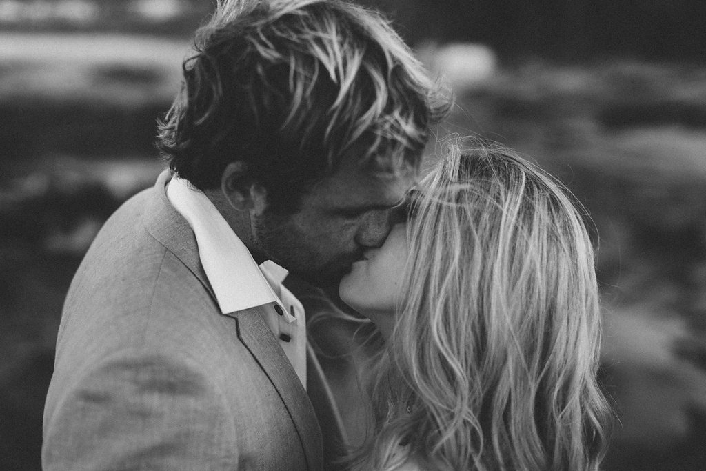 bohémien wedding passionate kiss married