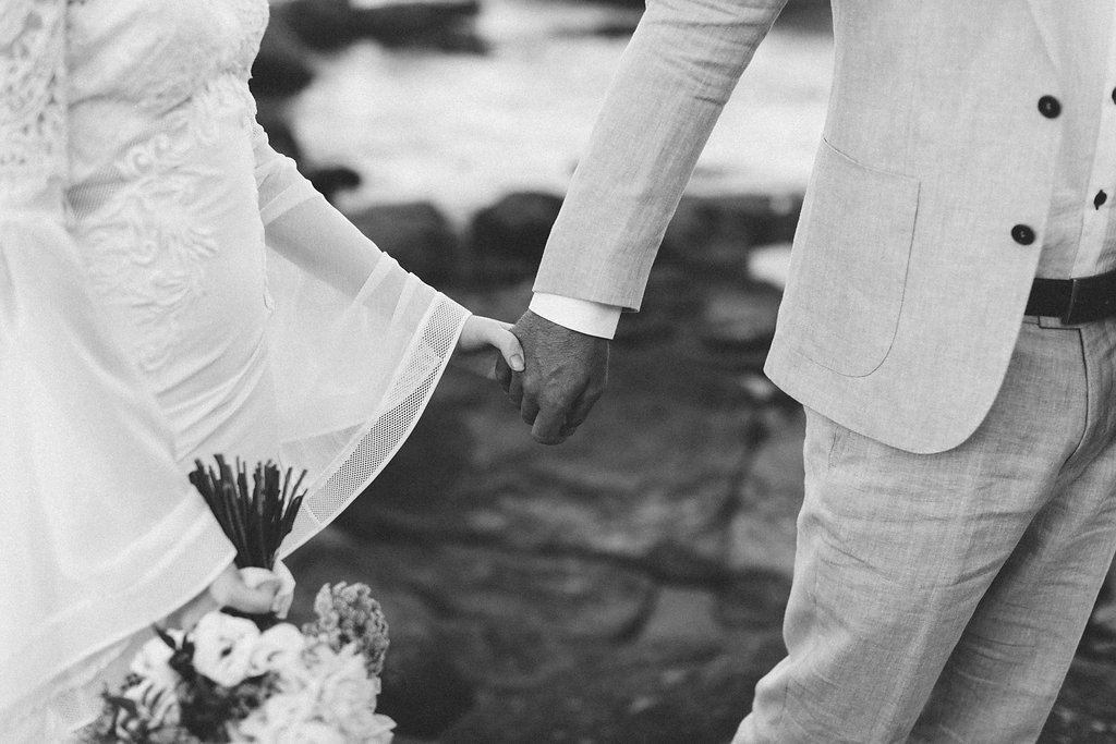 bohémien wedding holding hands