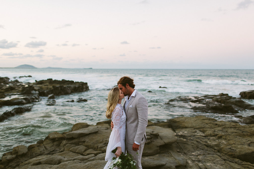 bohémien wedding sunset kiss on the beach