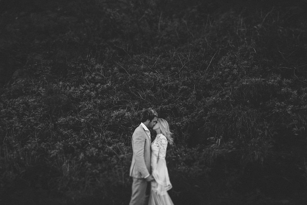 bohémien wedding Couple kissing