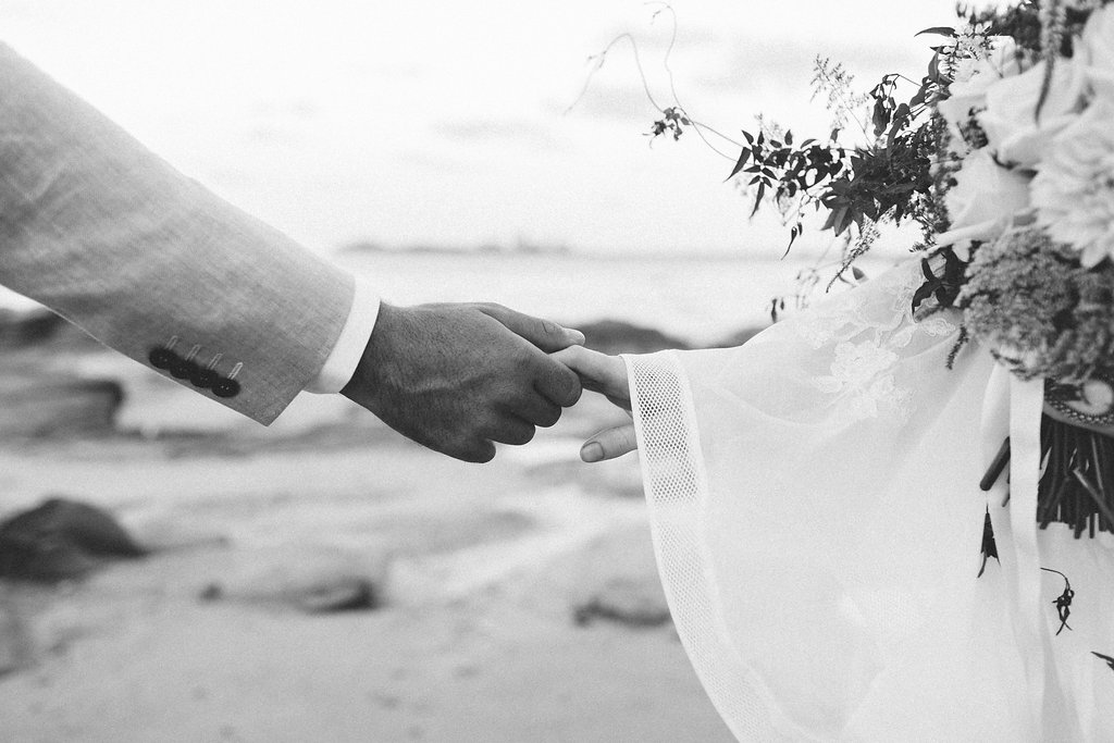bohémien wedding bride and groom holding hands