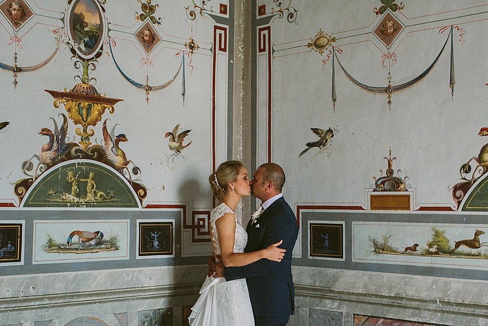 Rome wedding photoshoot kiss
