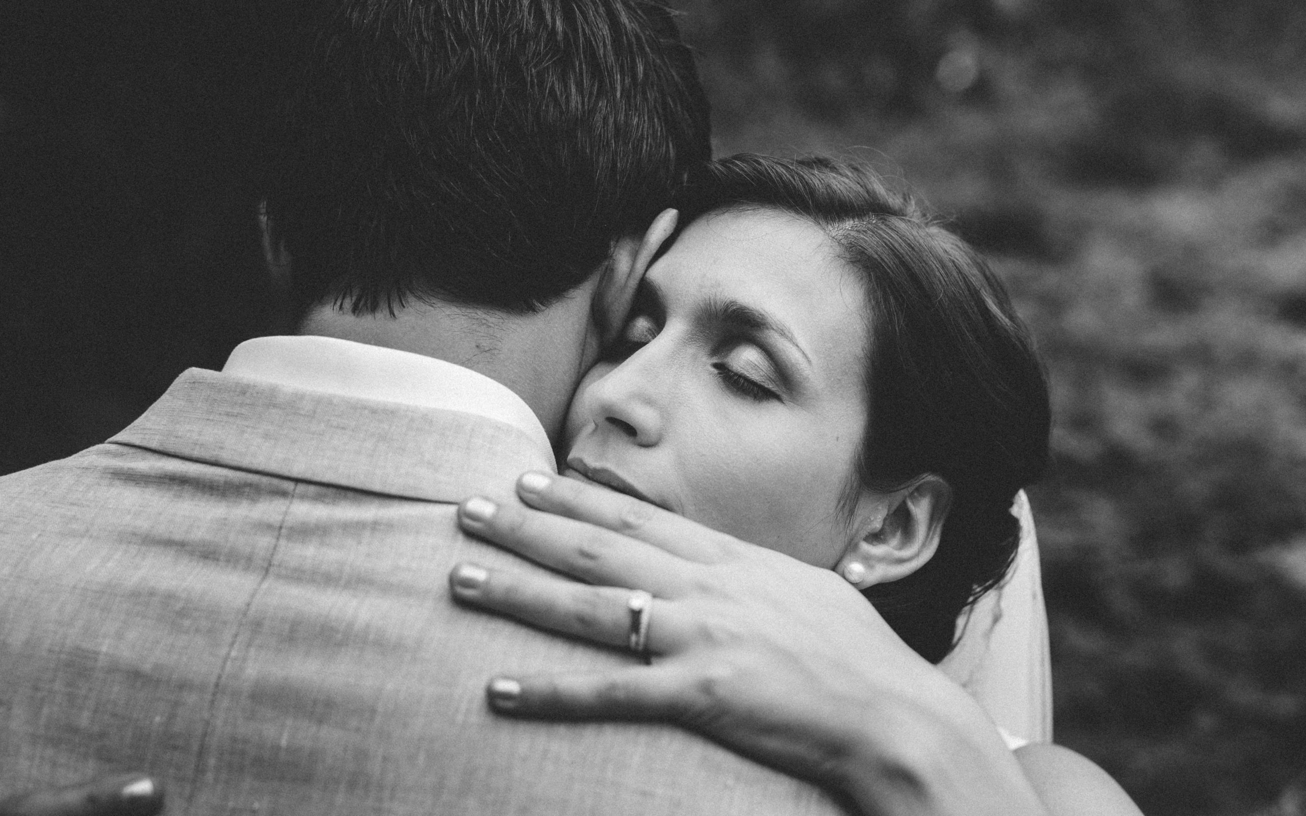 Lot-et-Garonne wedding bride & groom hugging 