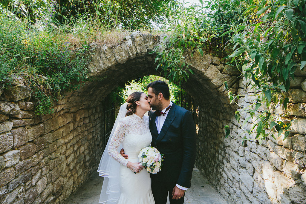  Provence wedding kissing in France