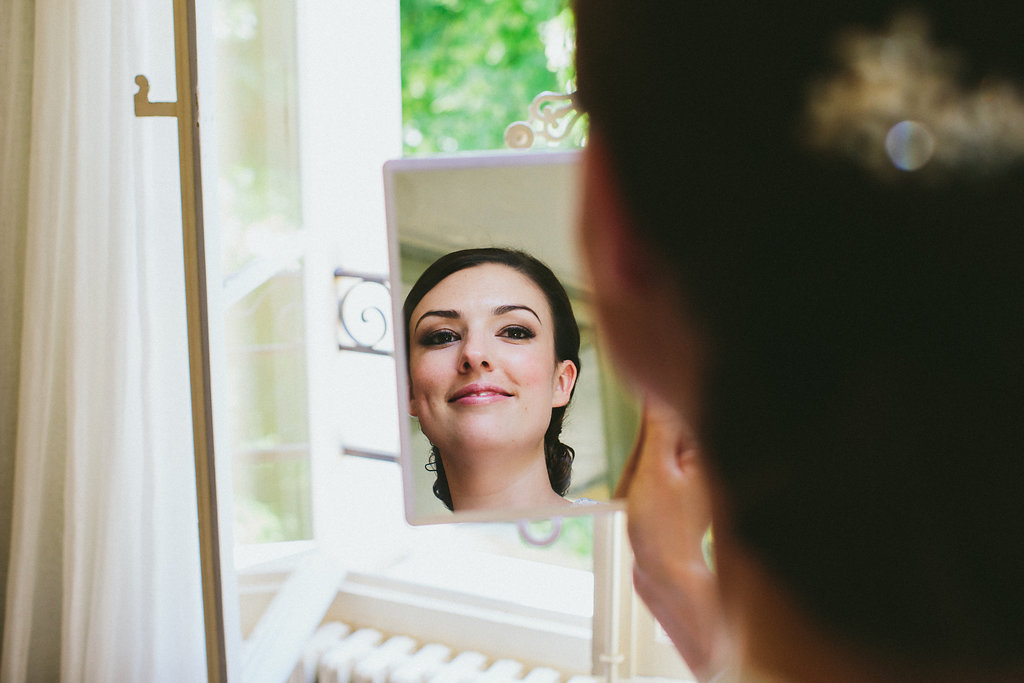 Provence wedding bride reflexion in mirror