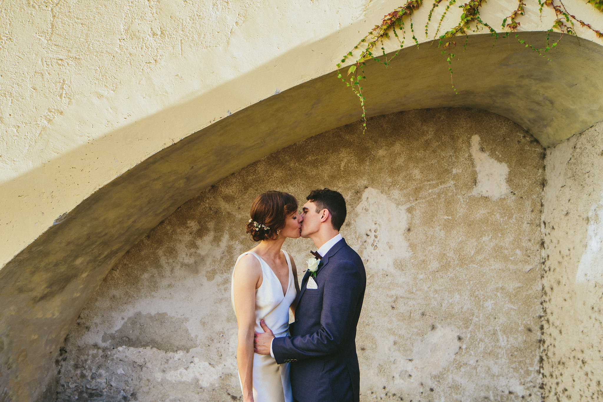 Italian weddings bride and groom photoshoot kiss