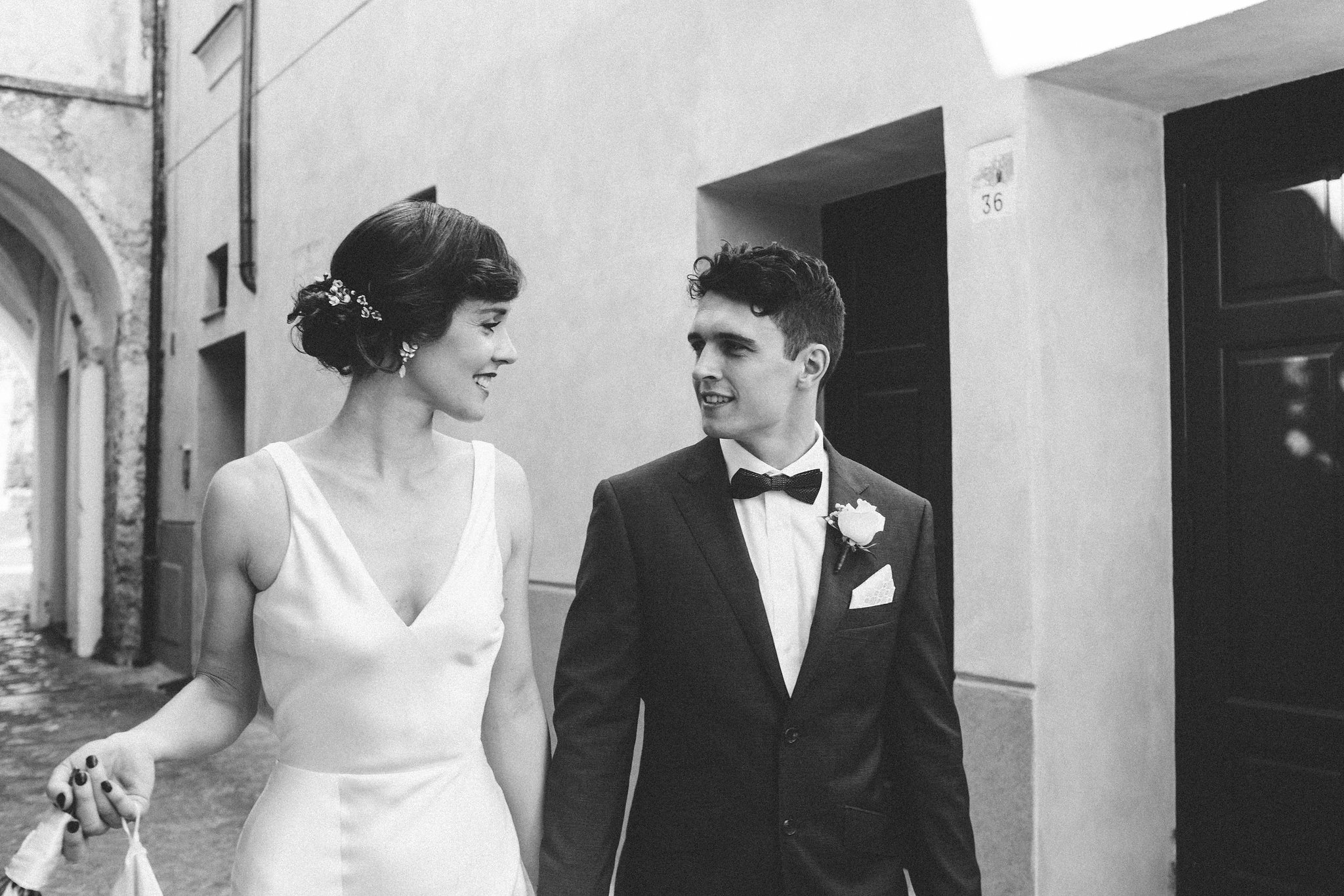 Italian weddings stunning bride and groom in the streets of Ravello