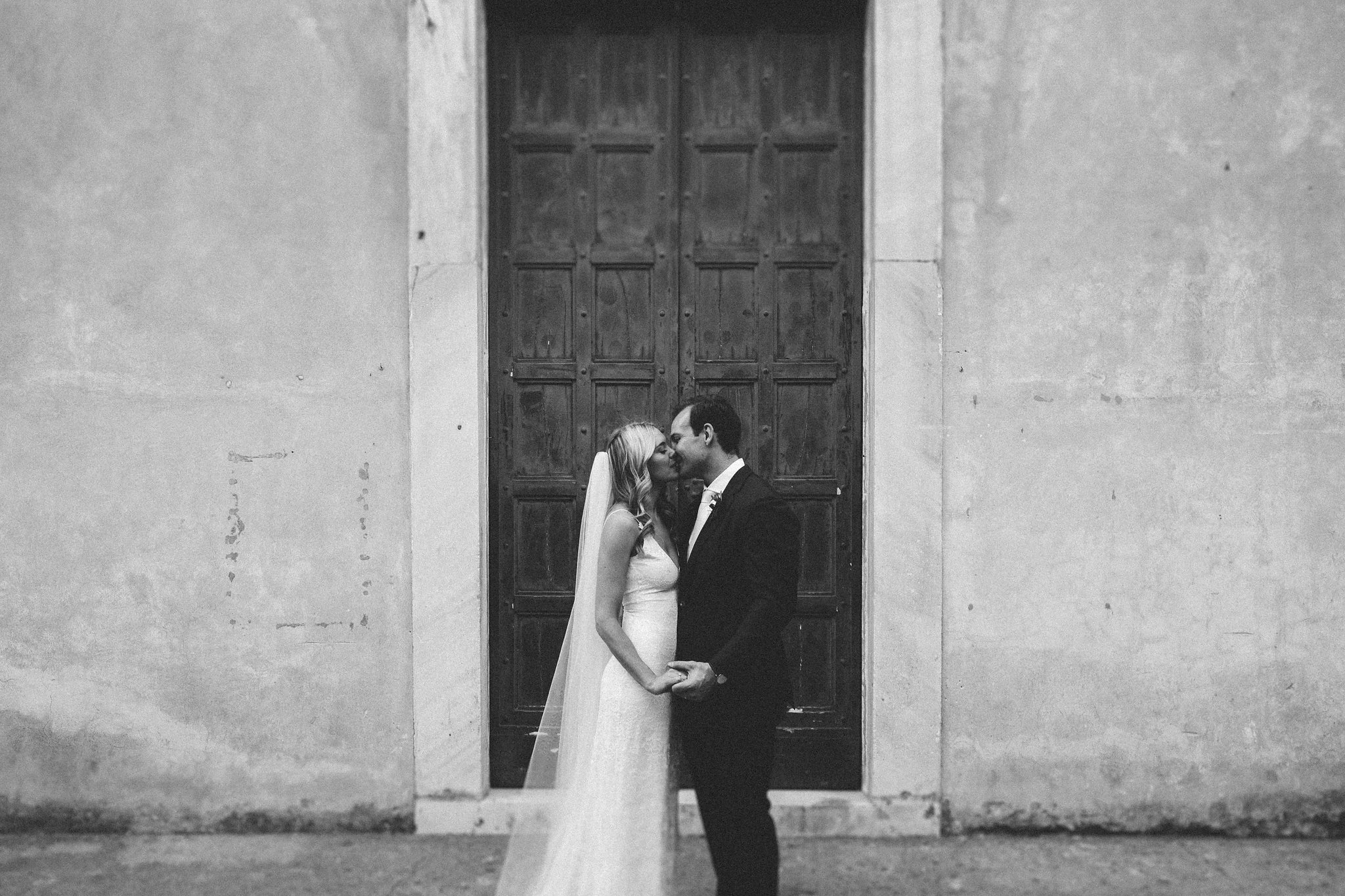 Italian wedding romantic kiss