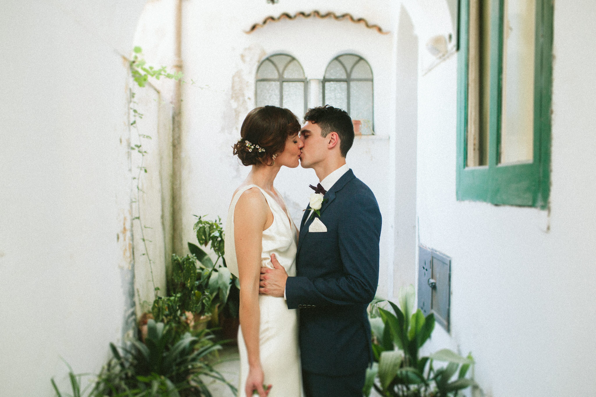 A Year's Journey Through Photography Bride and groom kissing in Italy