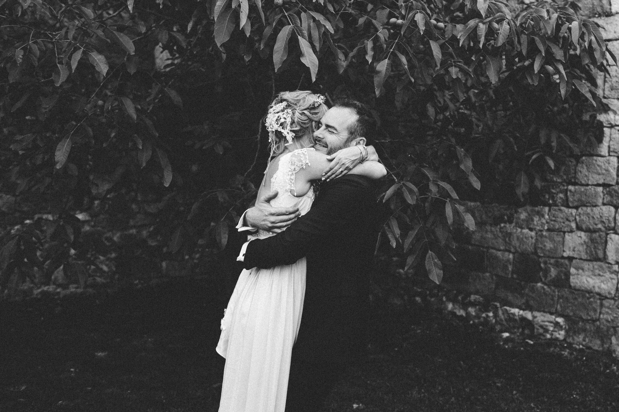 bride and groom big hug photoshoot