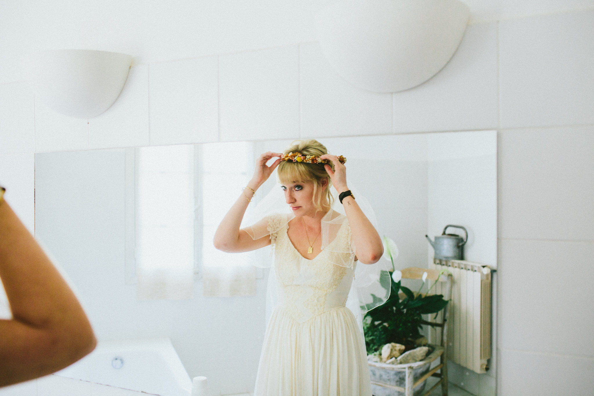 bride mirror check french wedding