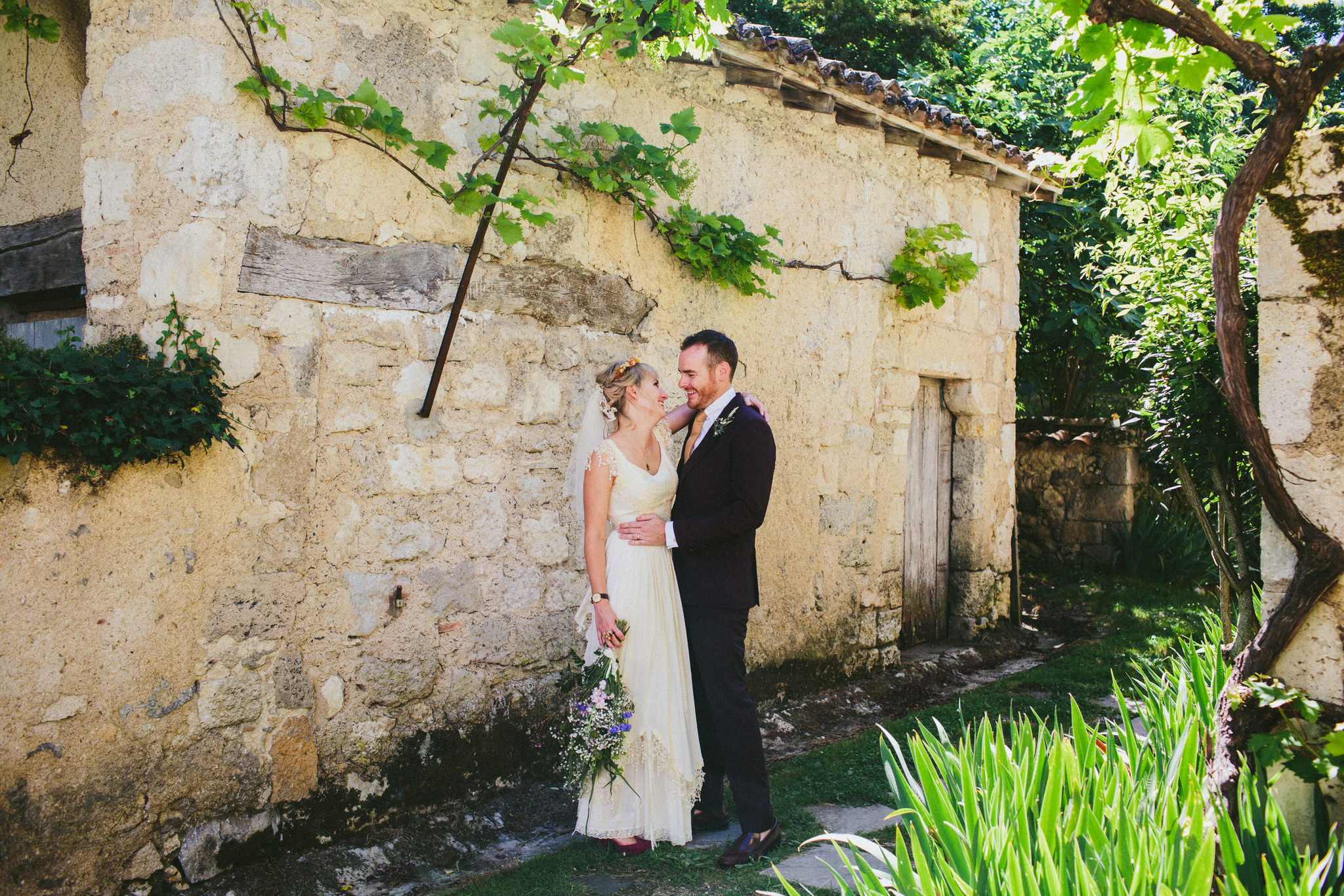 bride and groom smile photoshoot 