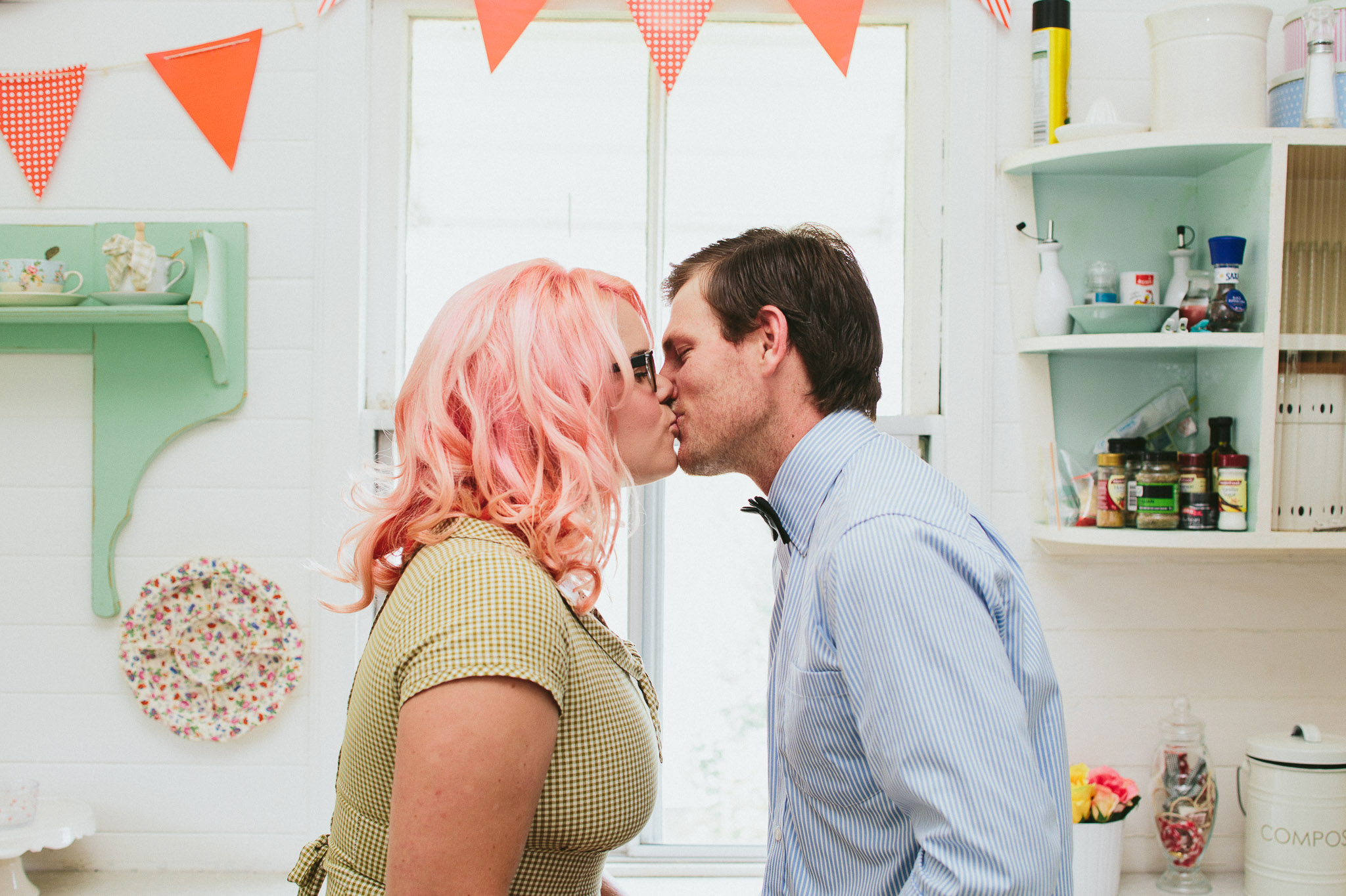 couple engagement photoshoot kiss