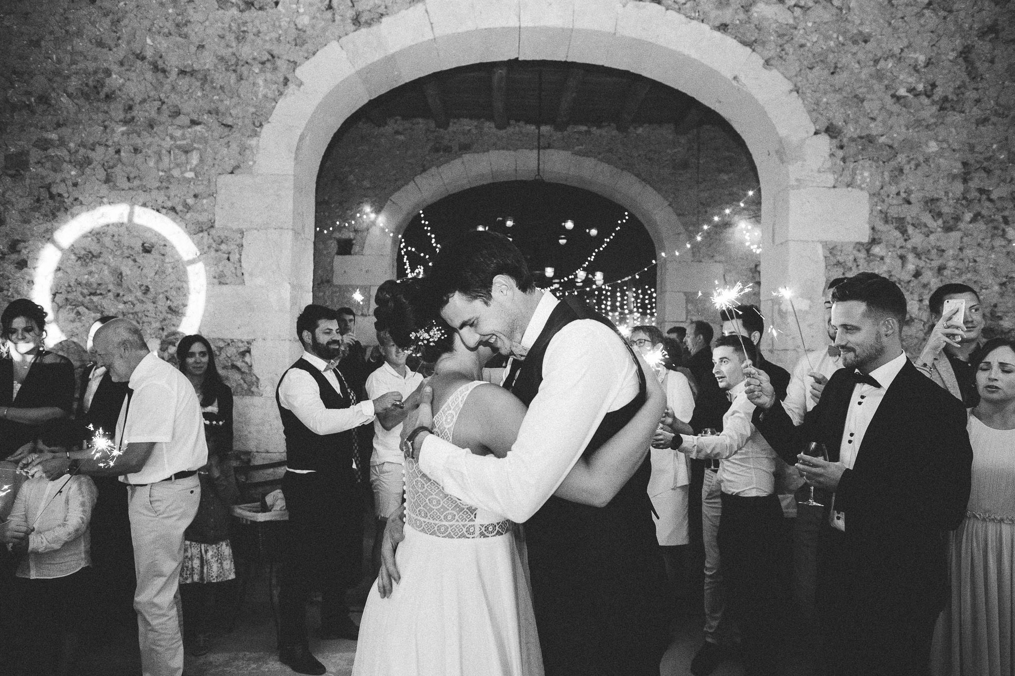 French British wedding first danse hug