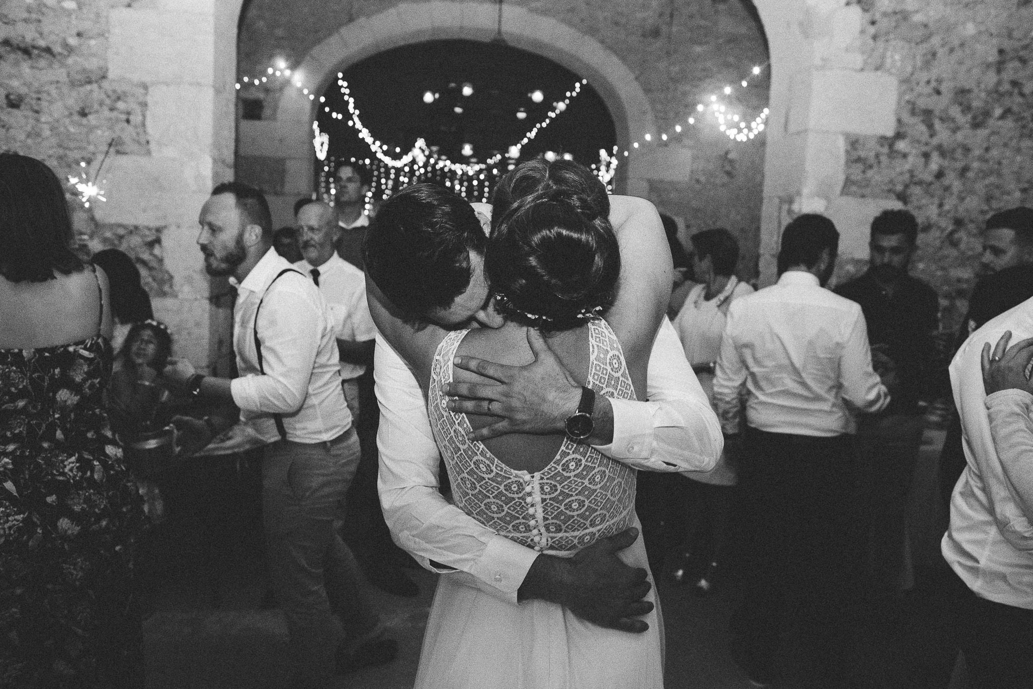 French British wedding first danse hugs