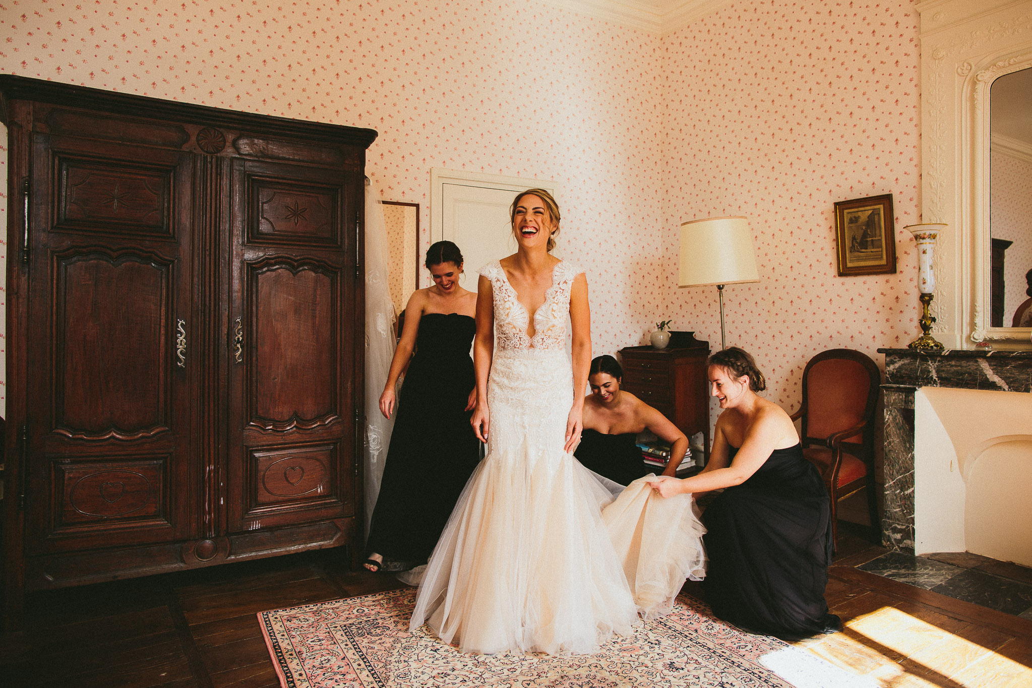 bride mise en robe laughing
