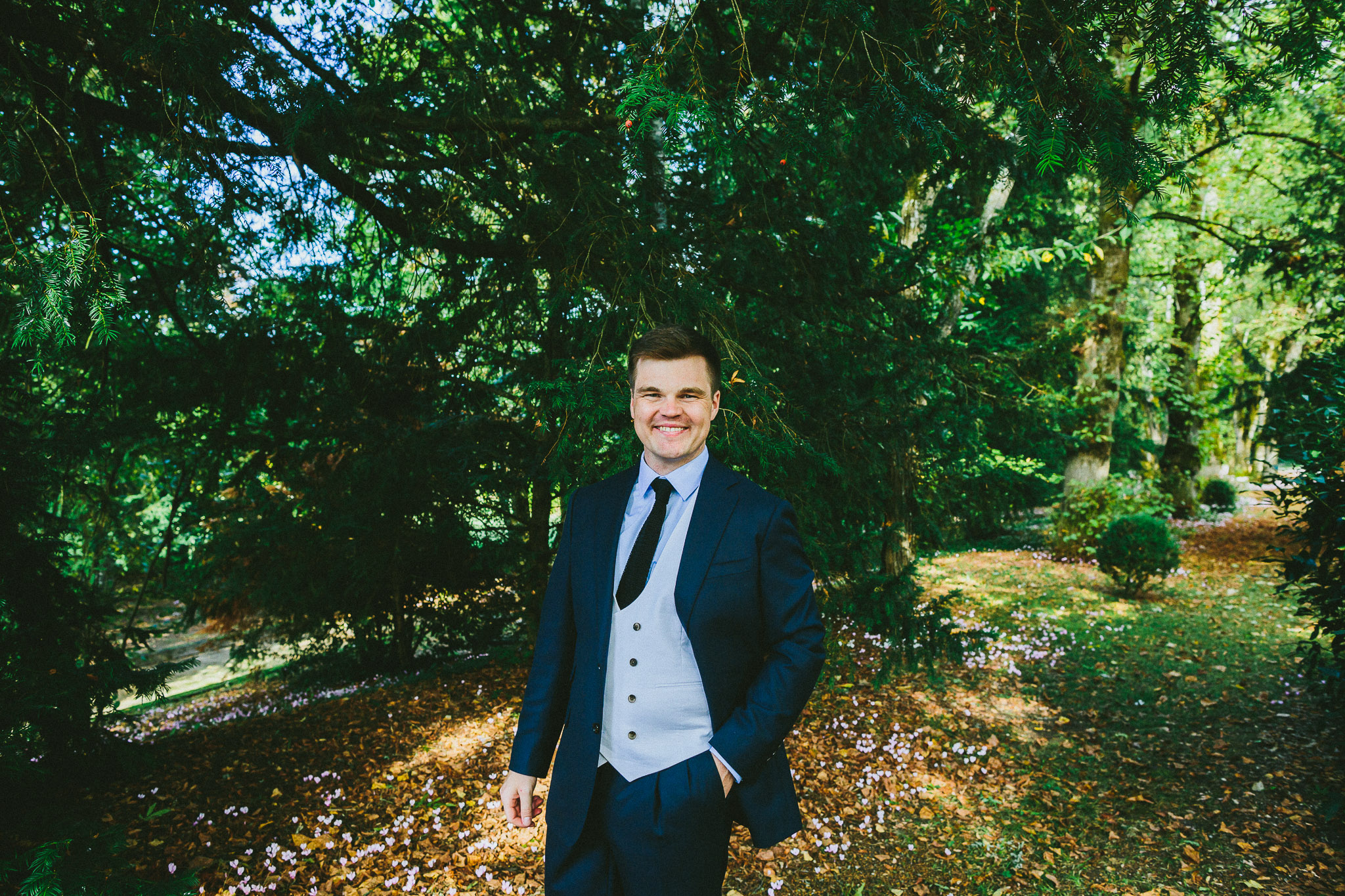 photo session portrait groom in woodlands