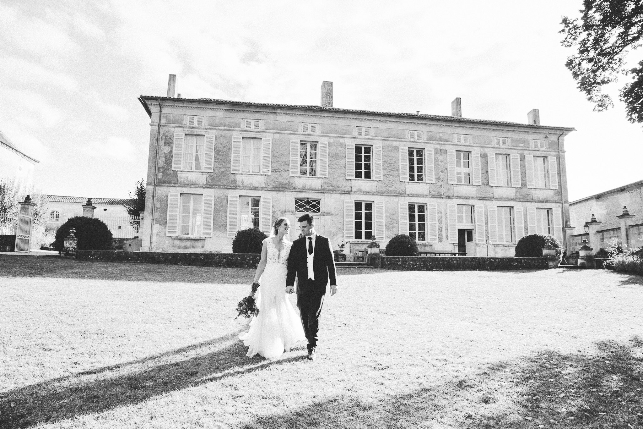 photo session portrait french chateau in background 