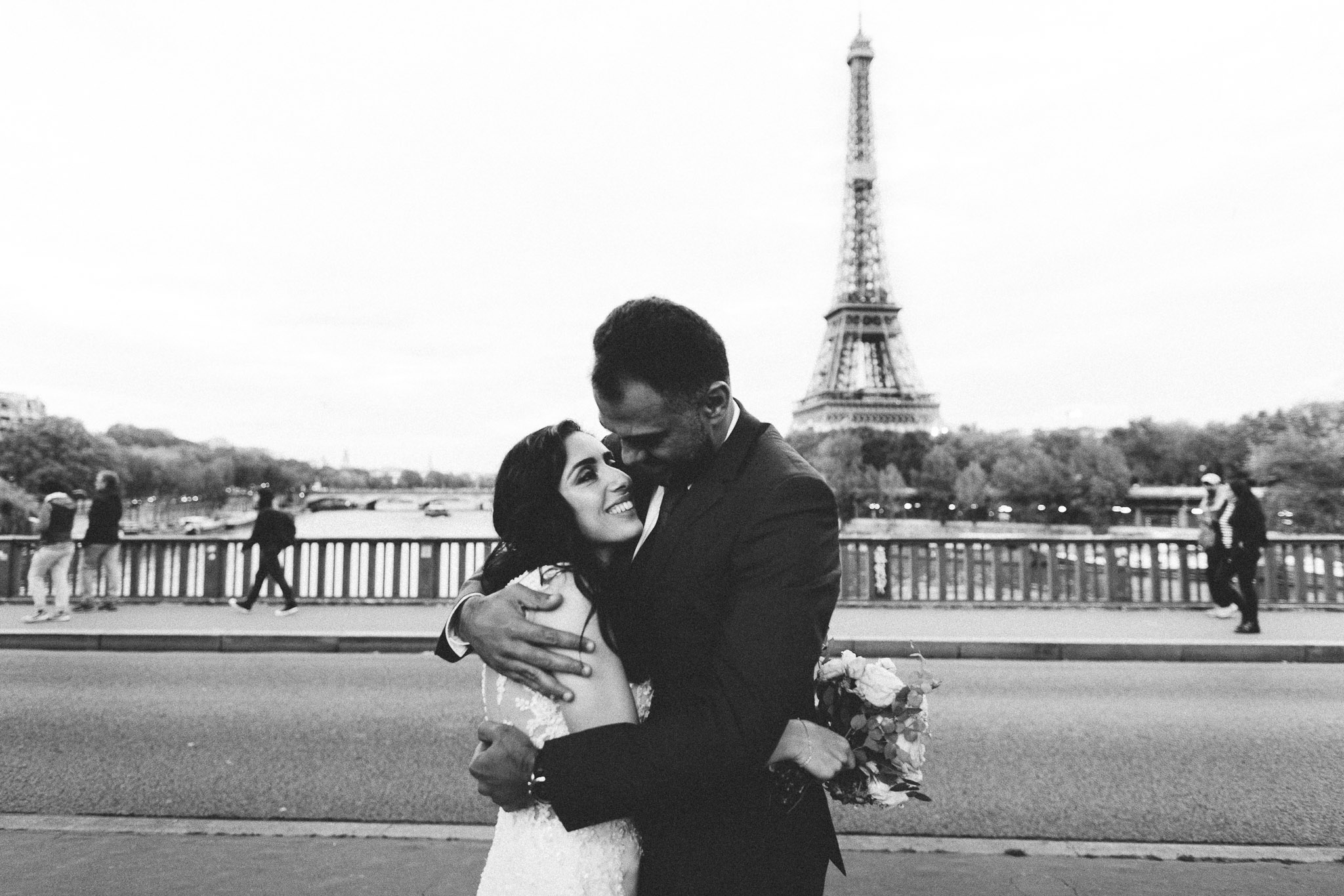 photo summary groom and his bride in front of Eiffel tower paris