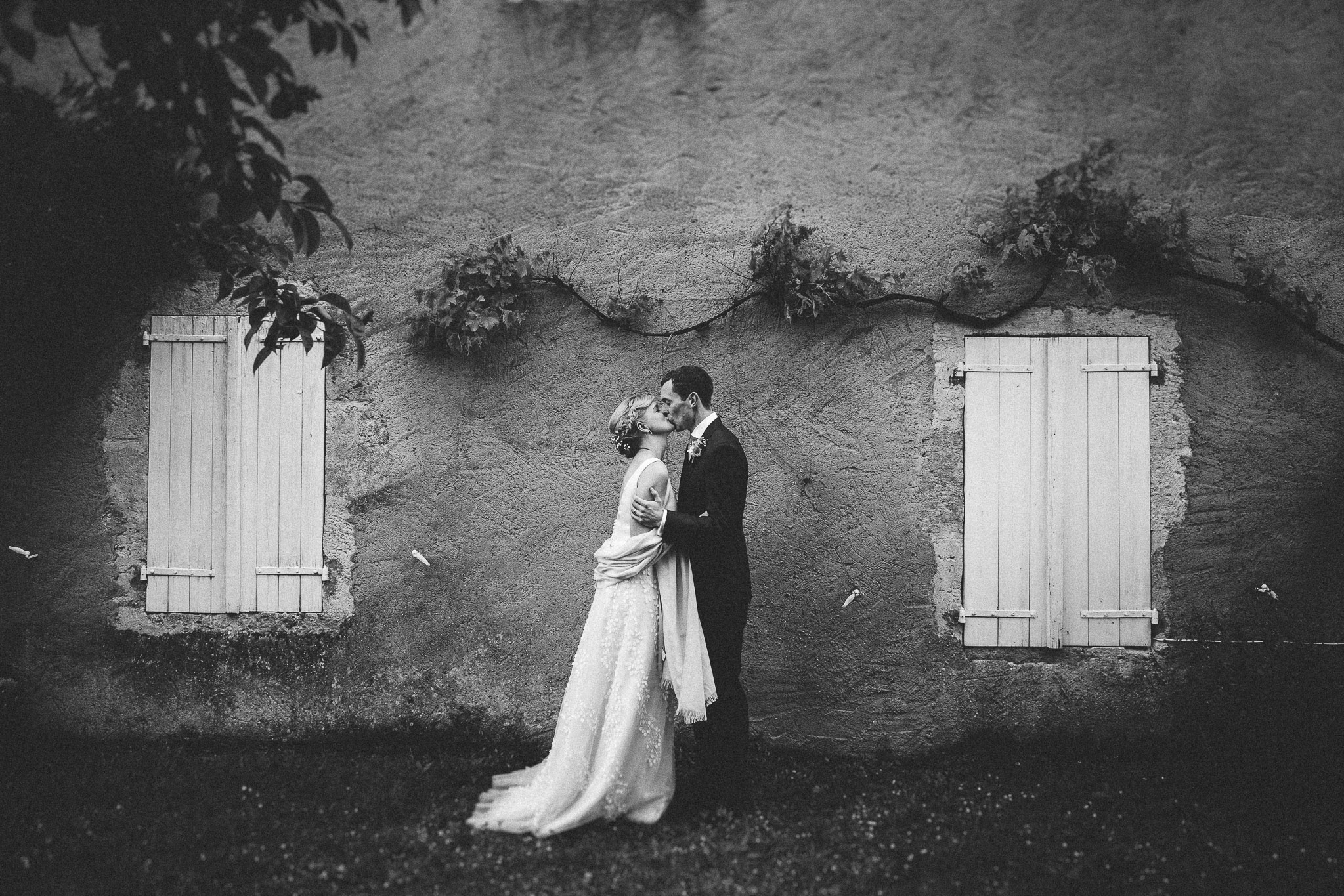 photo summary British bride and groom kissing in france