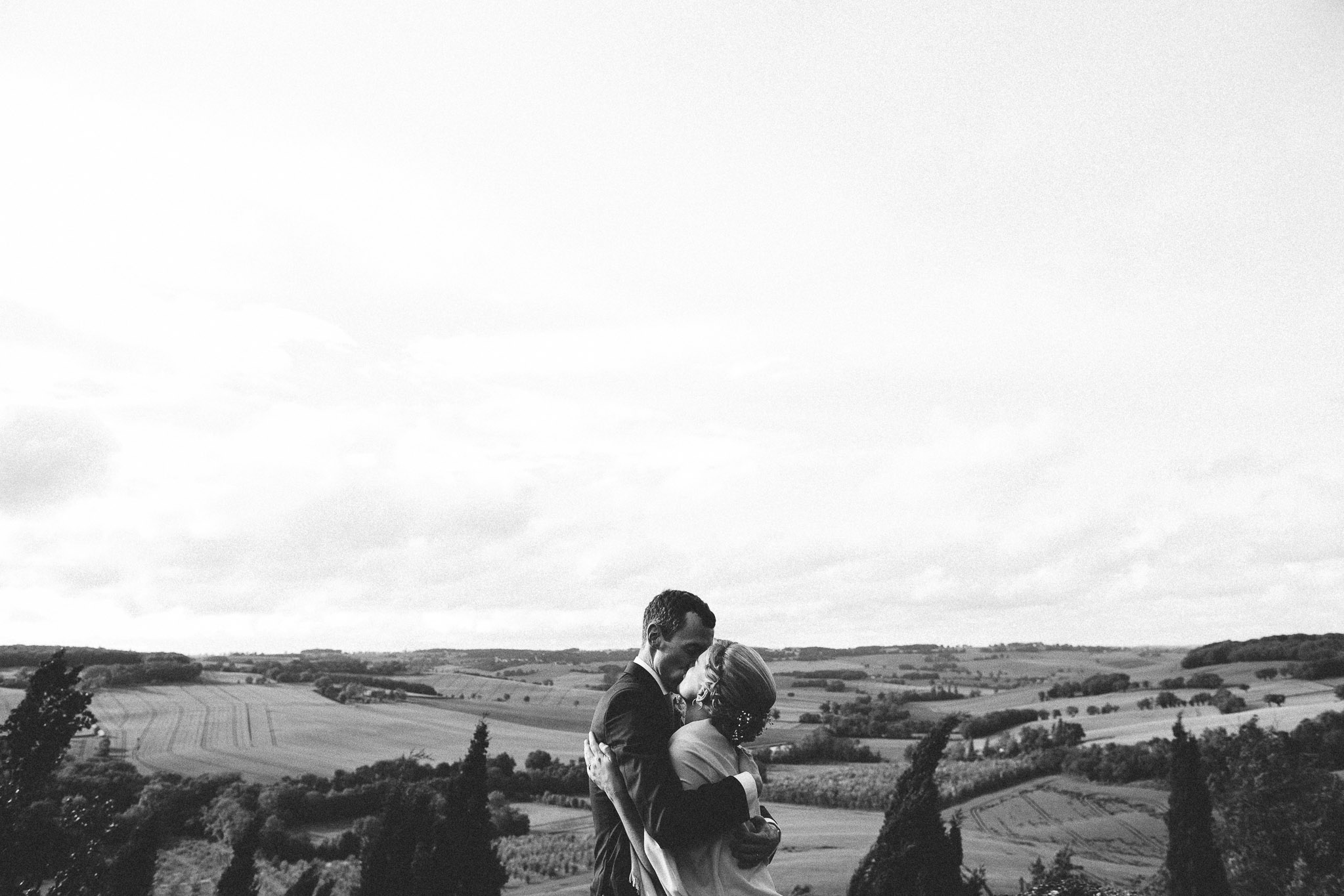intense kiss newly weds south of france