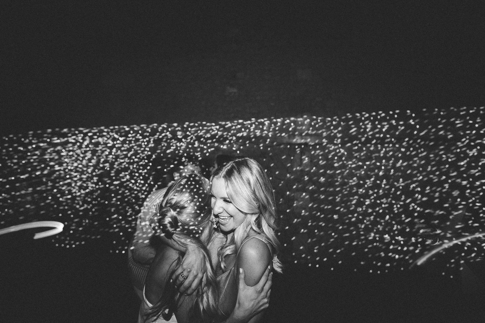 danse floor bride and bridesmaid