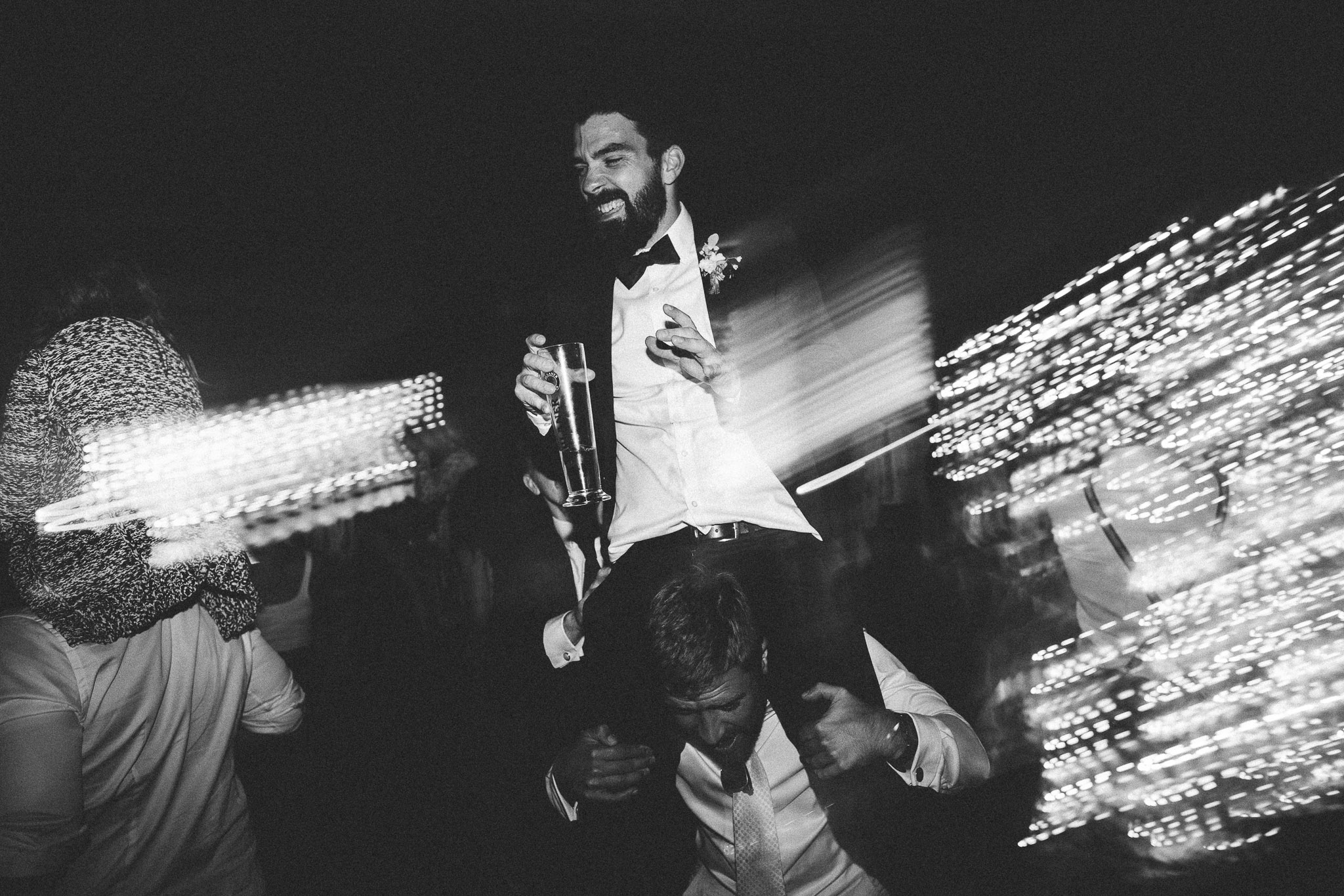 groom party time danse floor