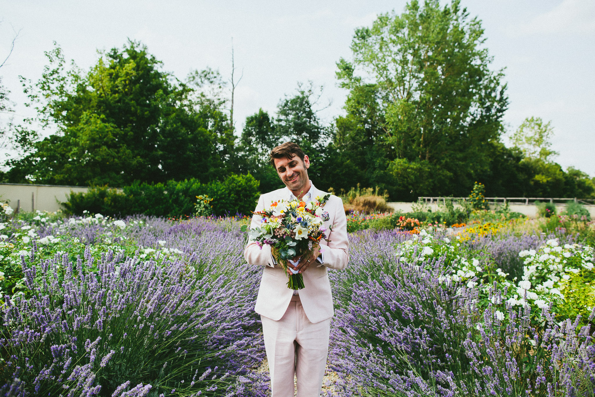 groom with bride bouquet 