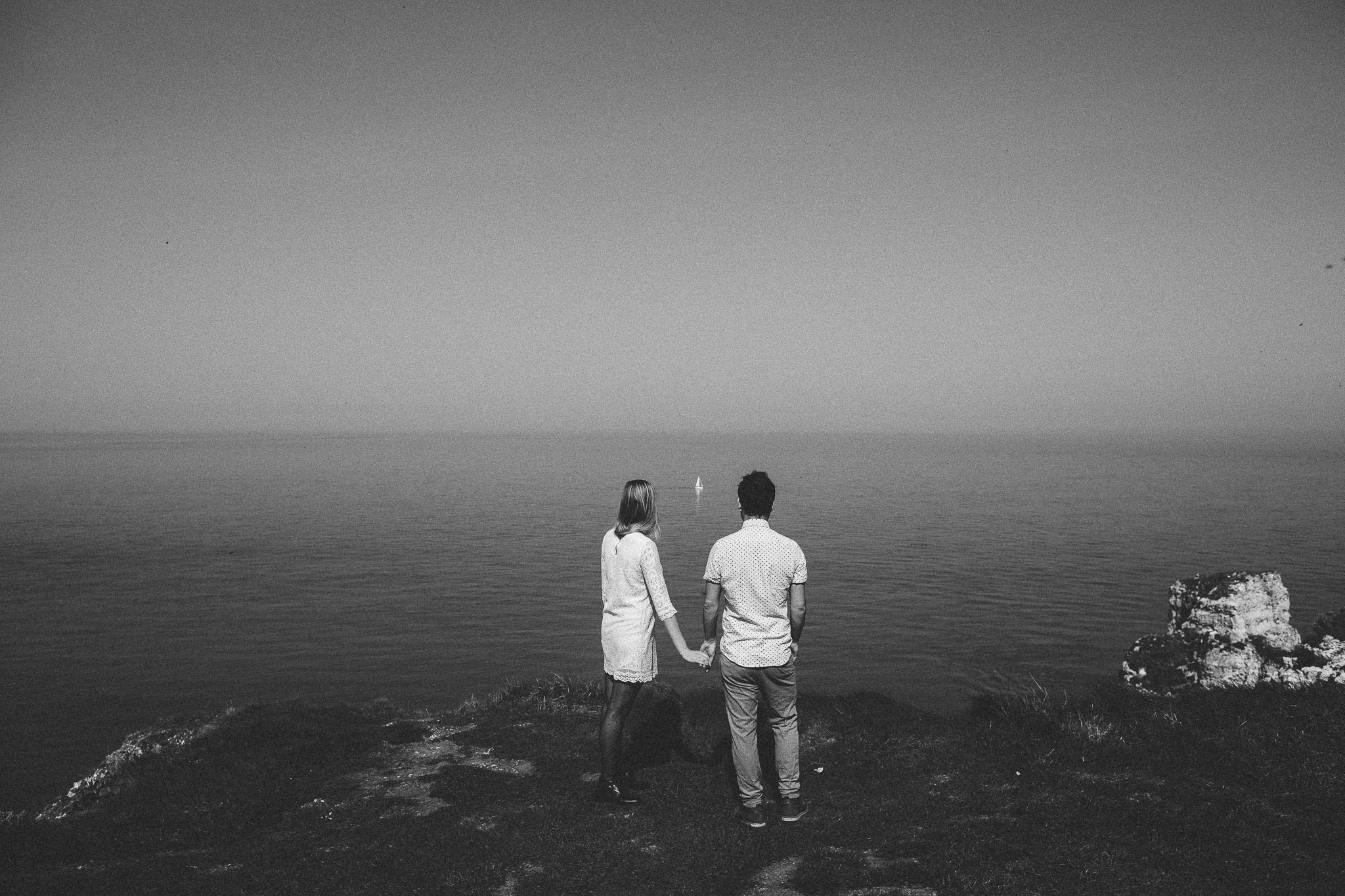 photo summary lovely couple Étretat Normandy 