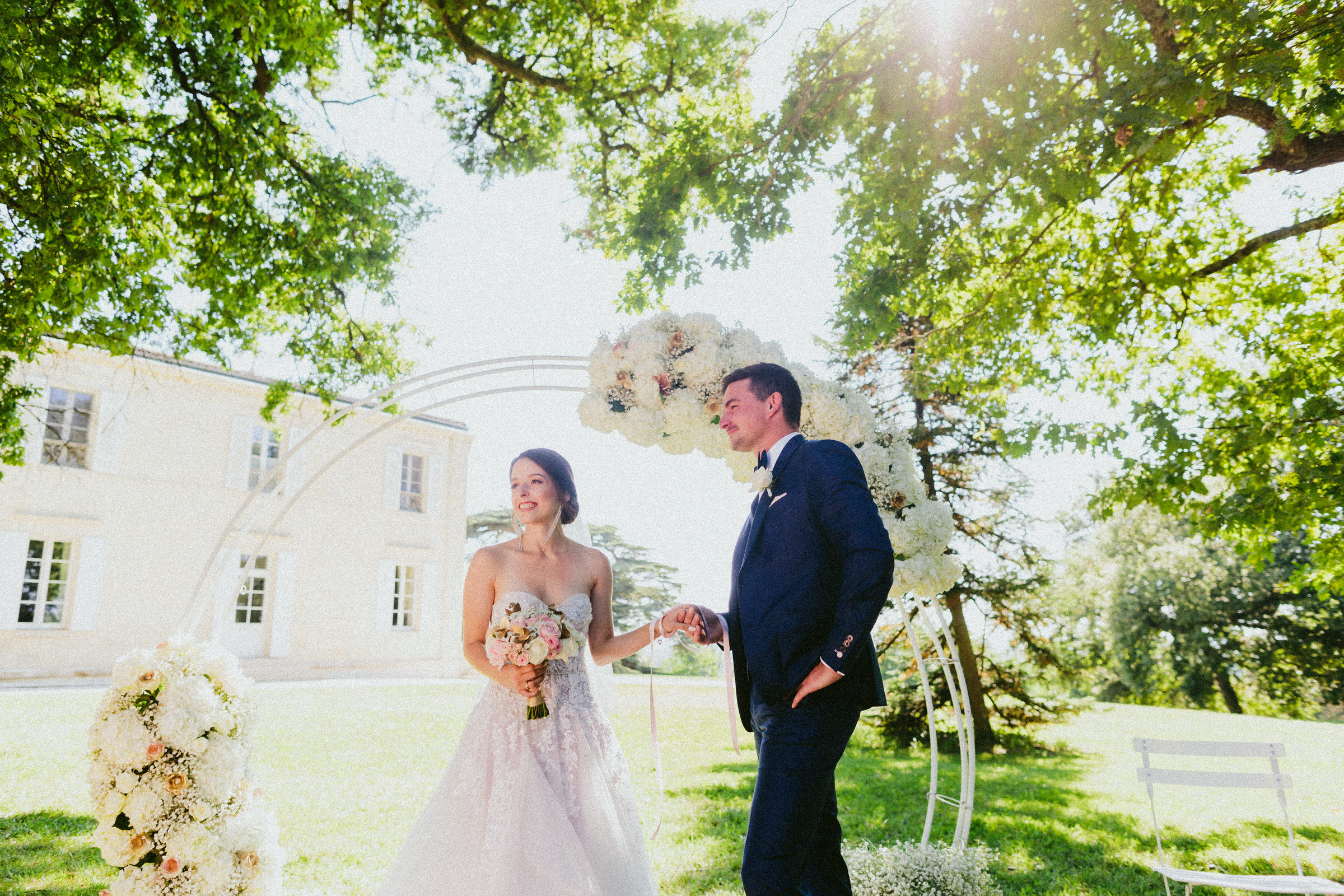 bride and groom ceremony under the trees Classy french wedding