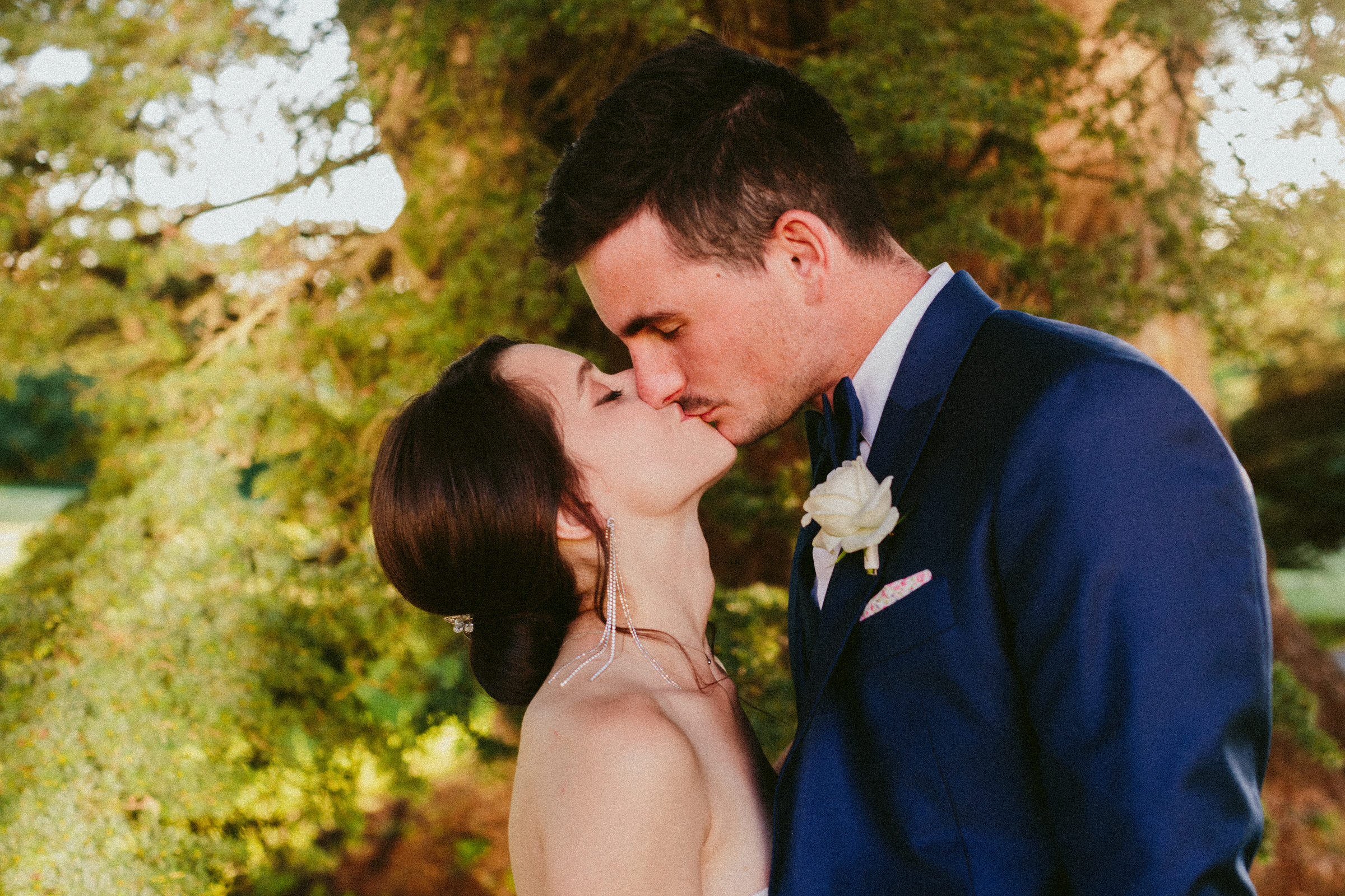 bride and groom sunset kiss Classy french wedding