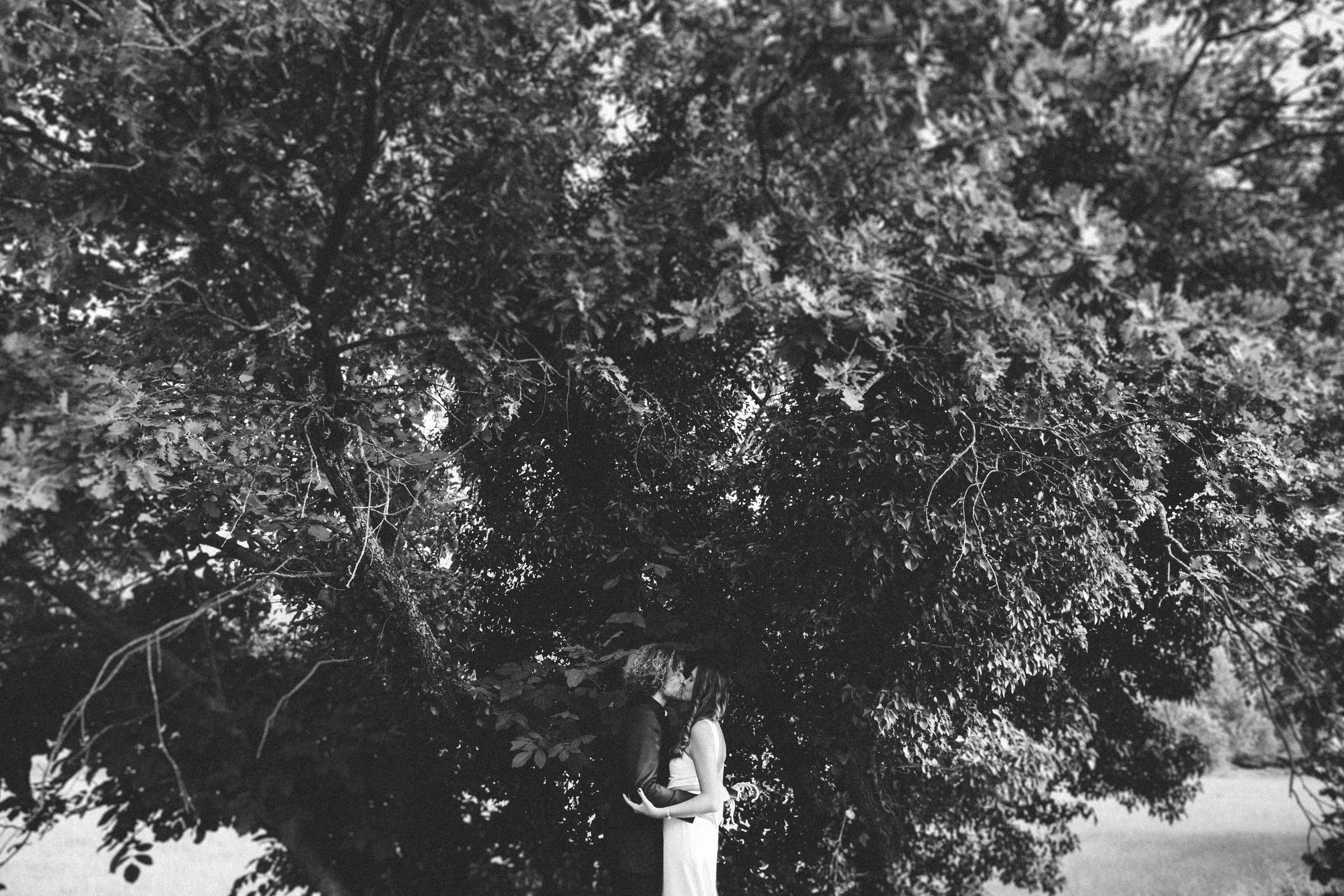 bride and groom kissing Saint-Martin-De-Castillion Wedding France