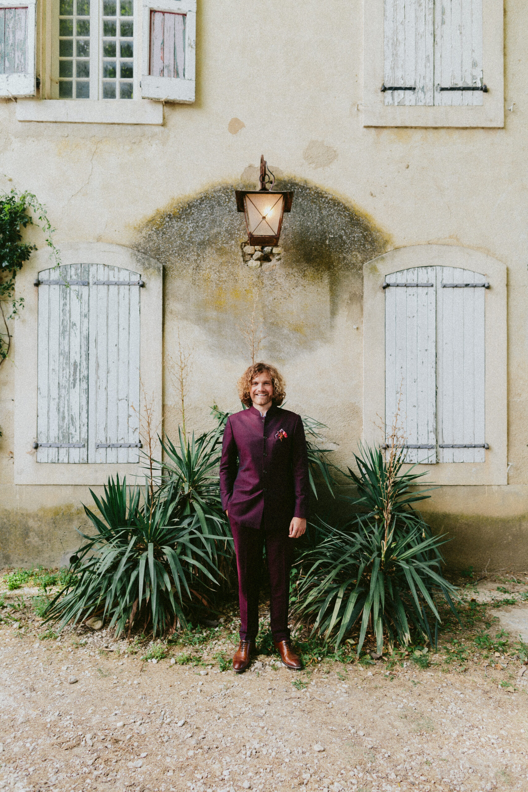 portrait groom Saint-Martin-De-Castillion Wedding France