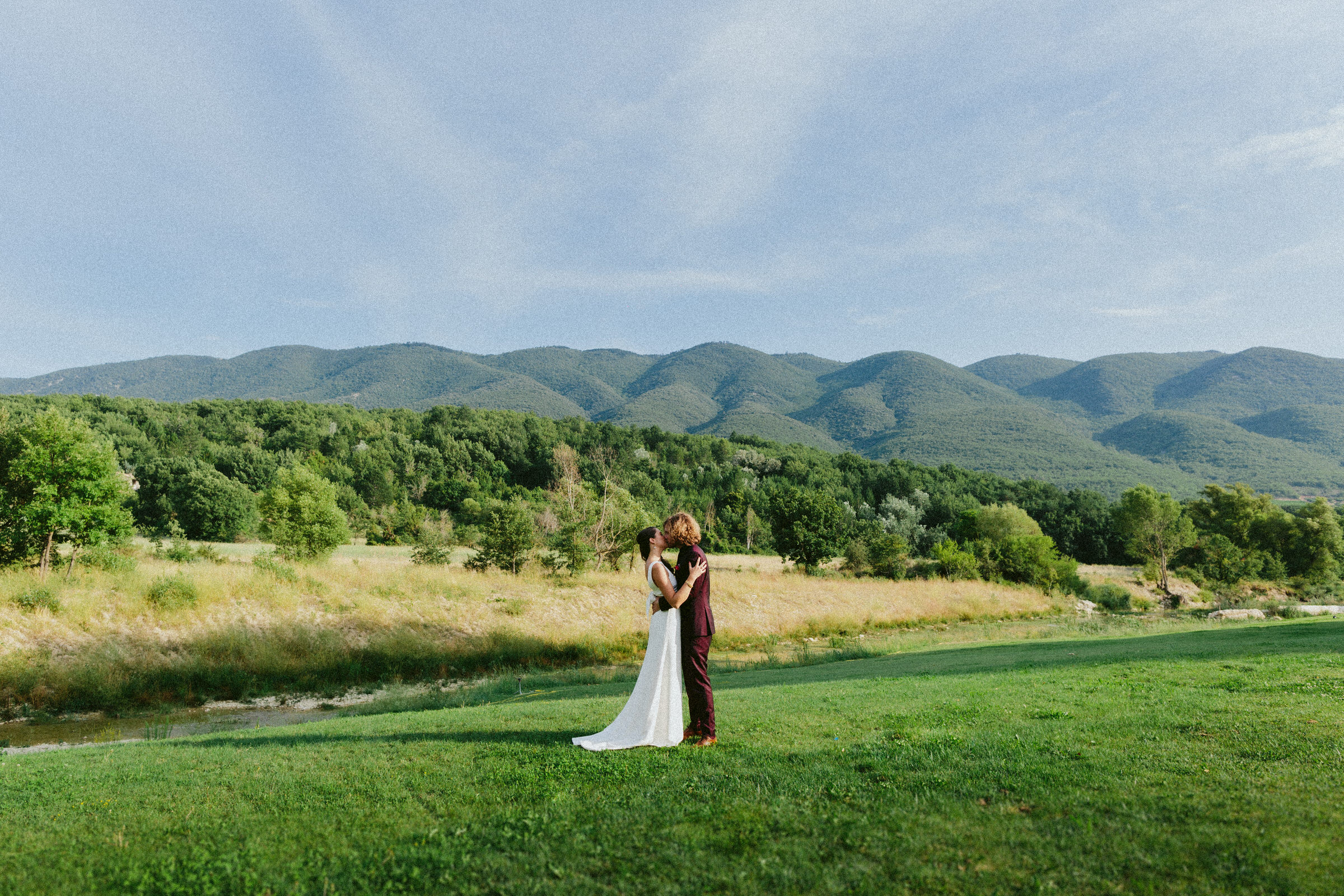beautiful landscape bride and groom kiss Saint-Martin-De-Castillion Wedding France