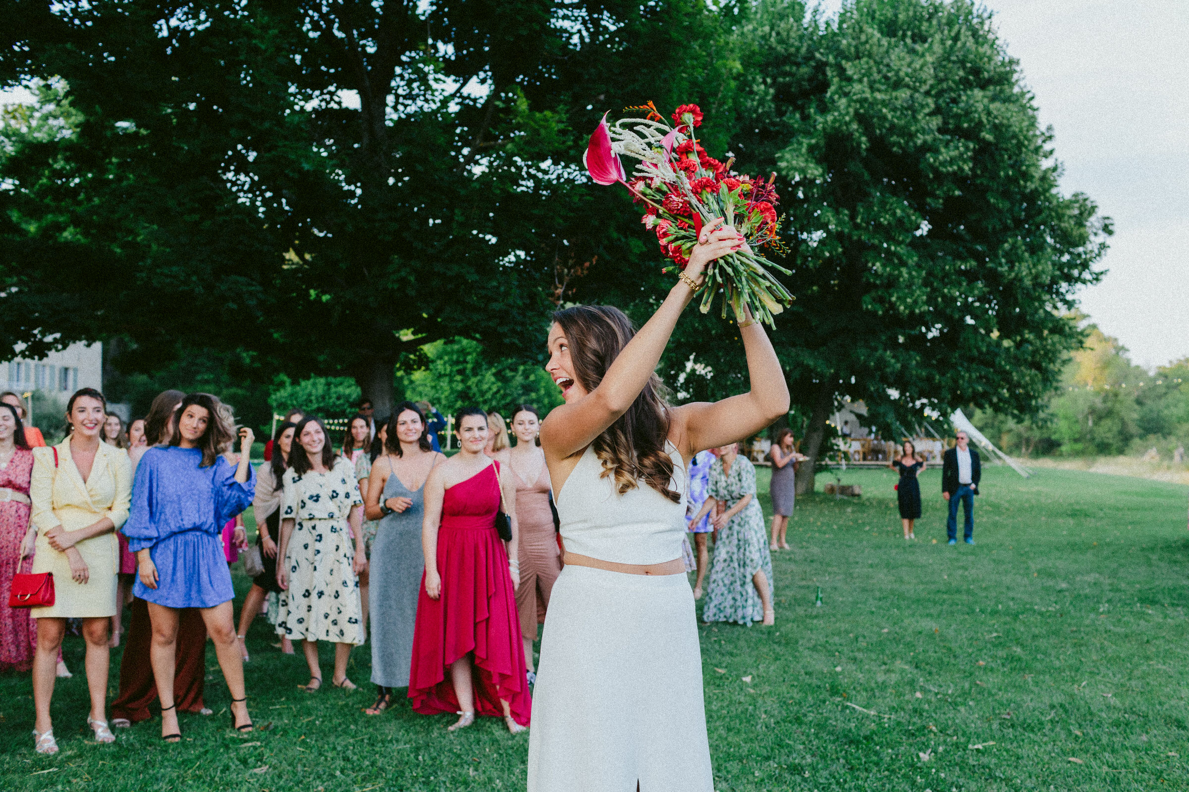 throwing of the bouquet bride Saint-Martin-De-Castillion Wedding France