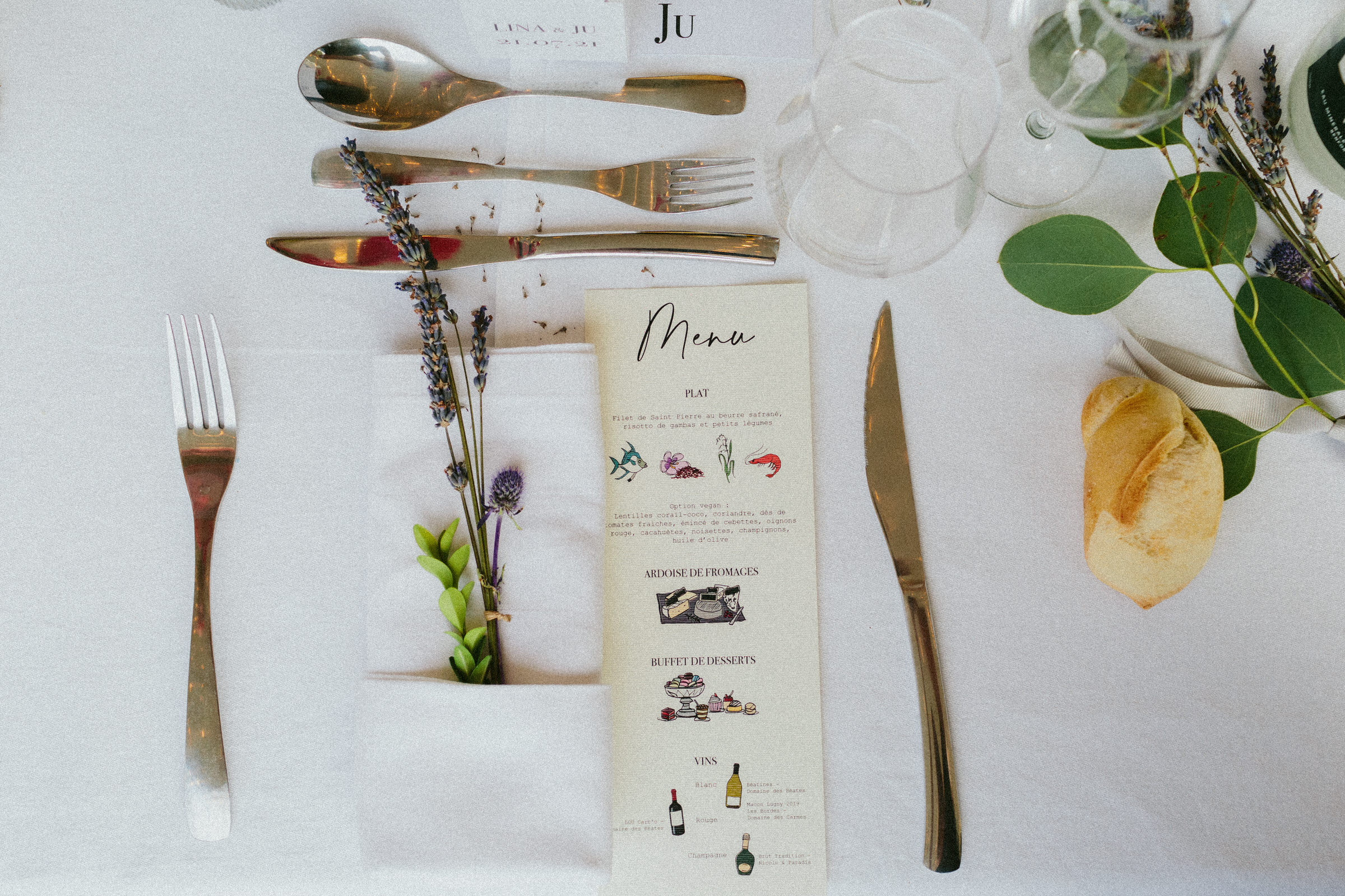 wedding table setting Saint-Martin-De-Castillion Wedding France