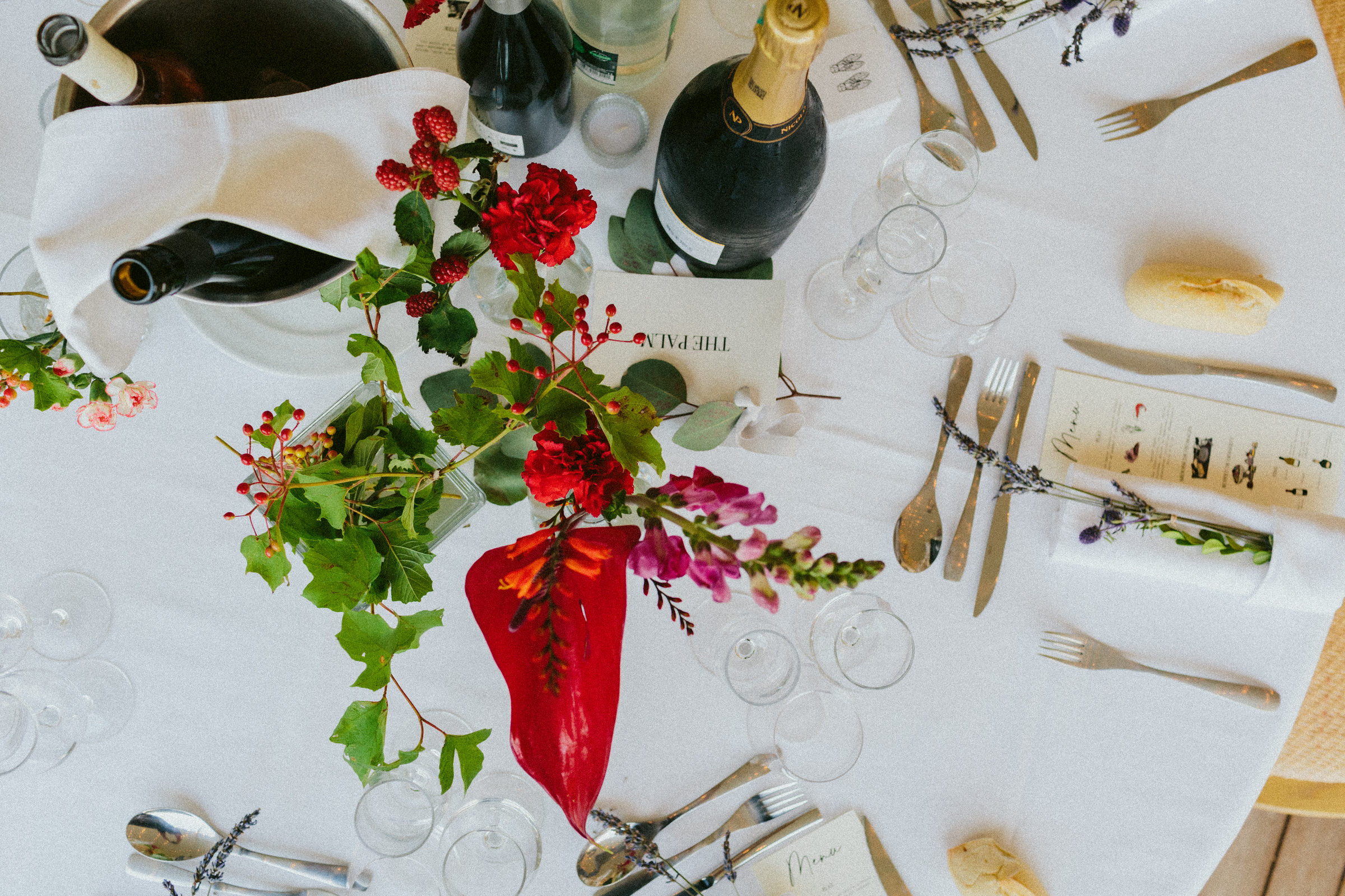 wedding table flowers Saint-Martin-De-Castillion Wedding France