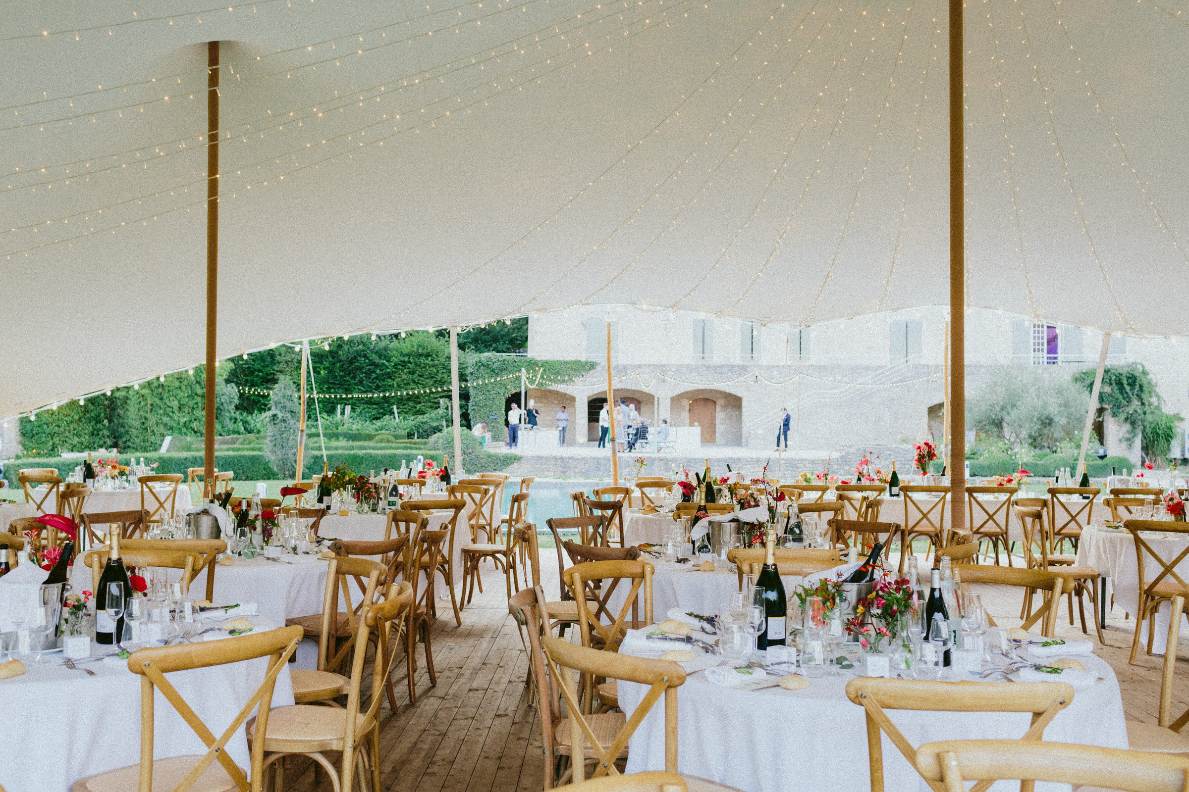 wedding diner table layout Saint-Martin-De-Castillion Wedding France