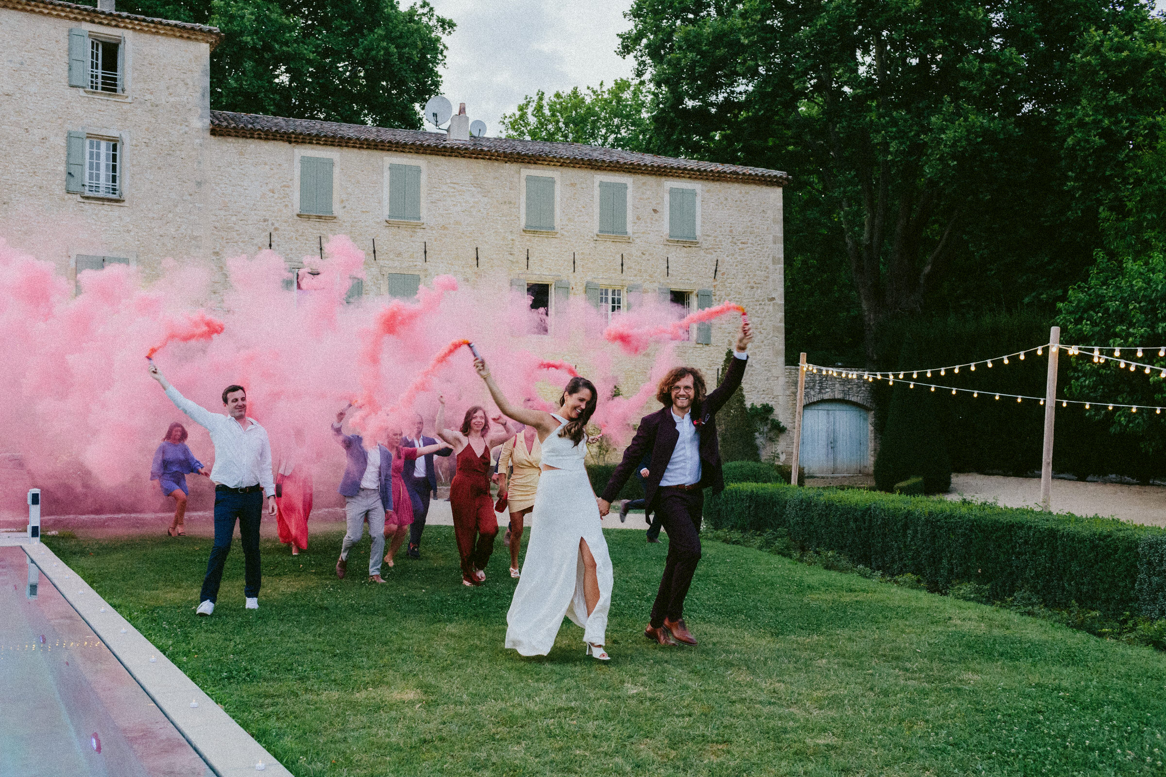 smoke-bombs wedding Saint-Martin-De-Castillion Wedding France