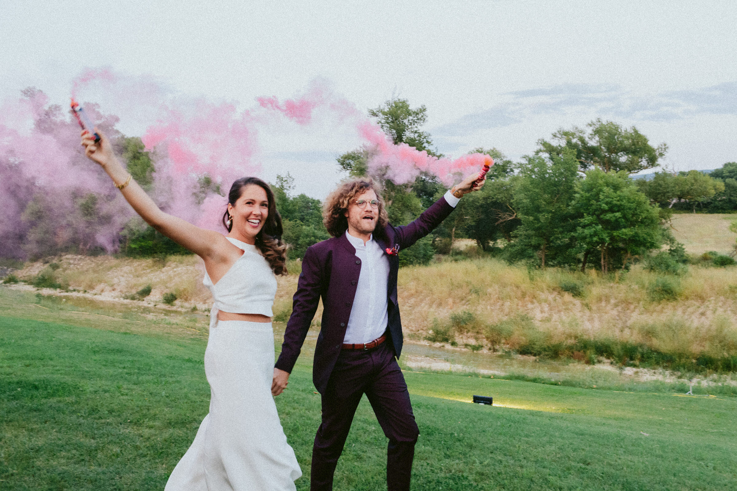 pink smoke-bombs wedding Saint-Martin-De-Castillion Wedding France