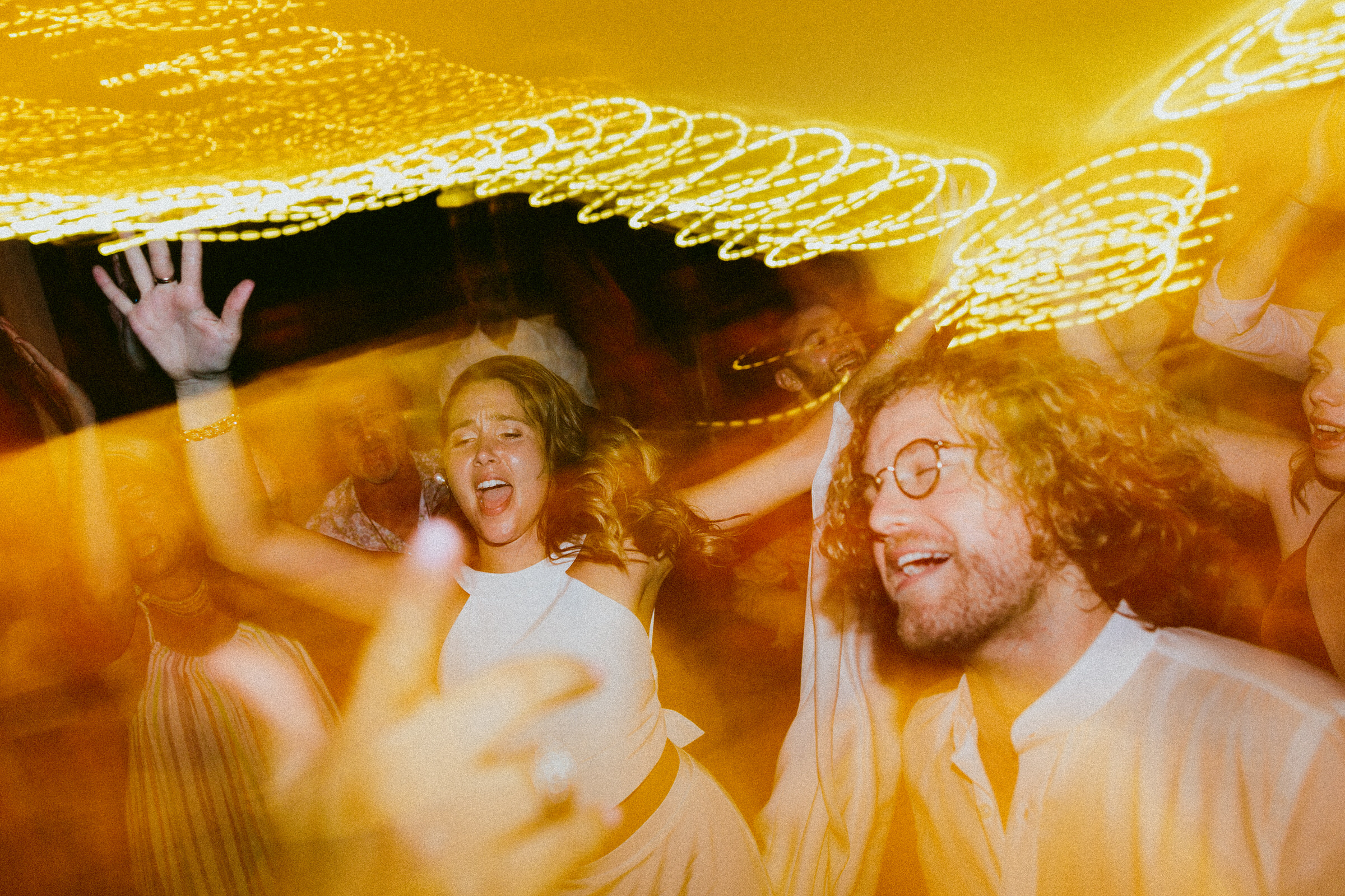 bride and groom party time Saint-Martin-De-Castillion Wedding France