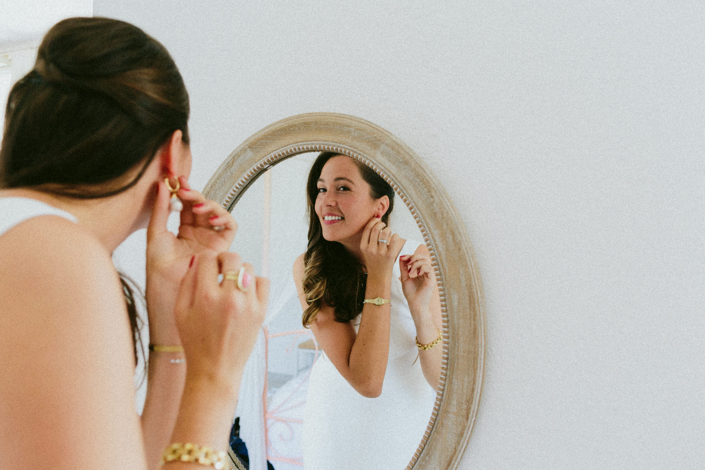 bride and earrings Saint-Martin-De-Castillion Wedding France