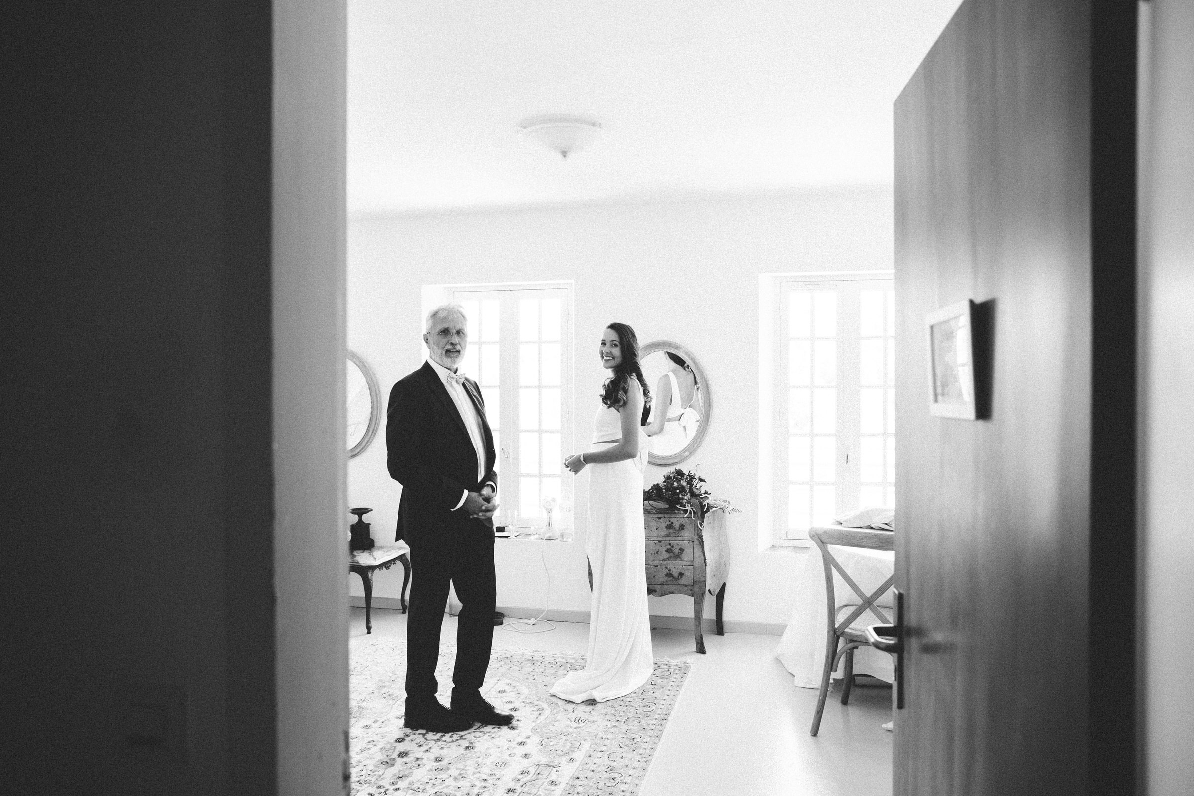 bride and father of bride Saint-Martin-De-Castillion Wedding France